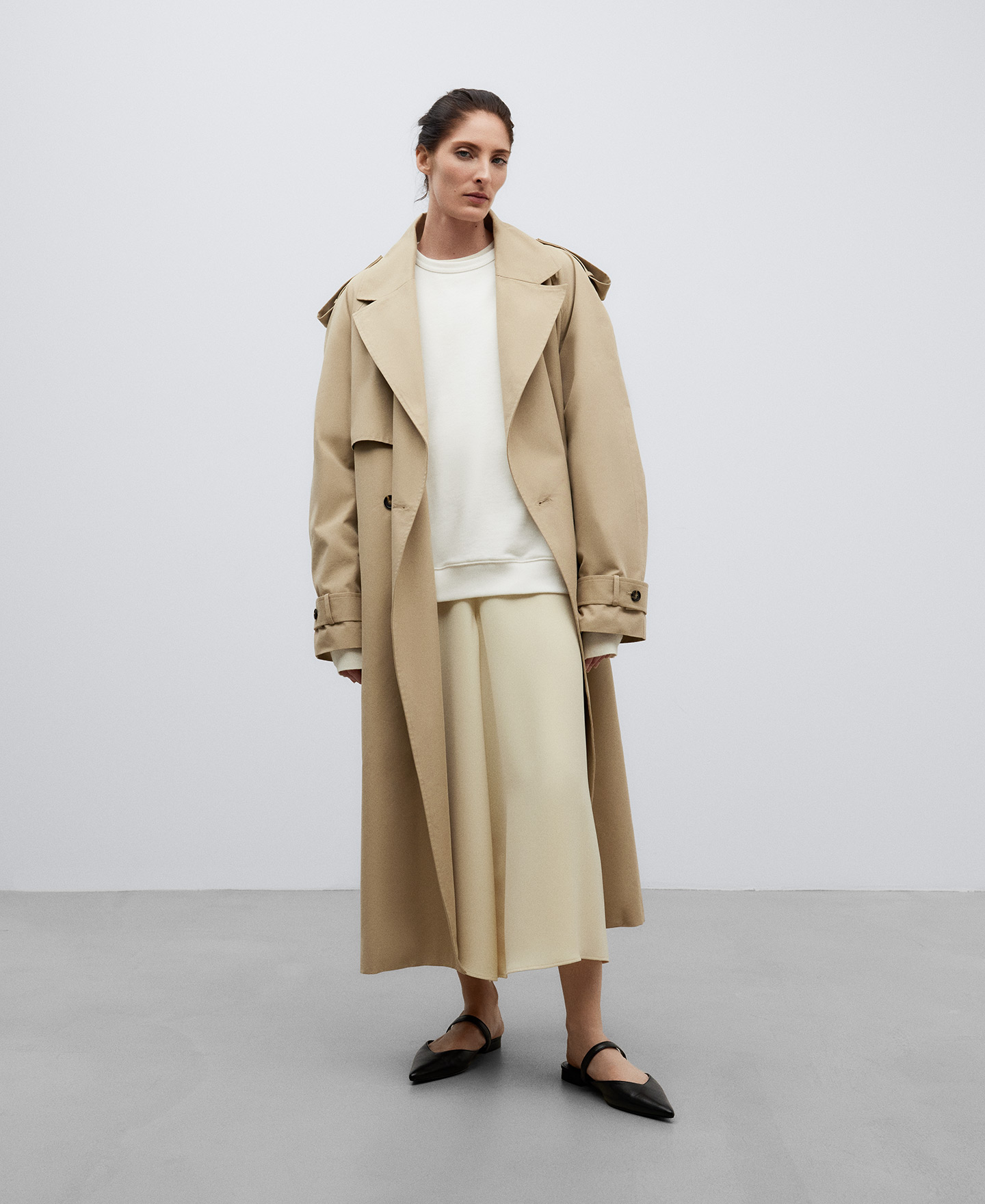 Beige cropped trousers woman image number 1