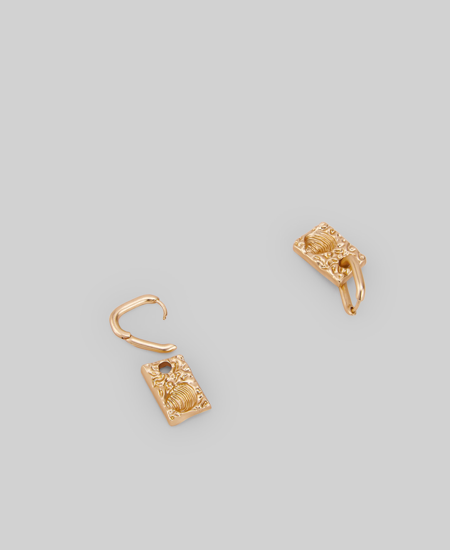Golden earrings with shell relief woman image number 2