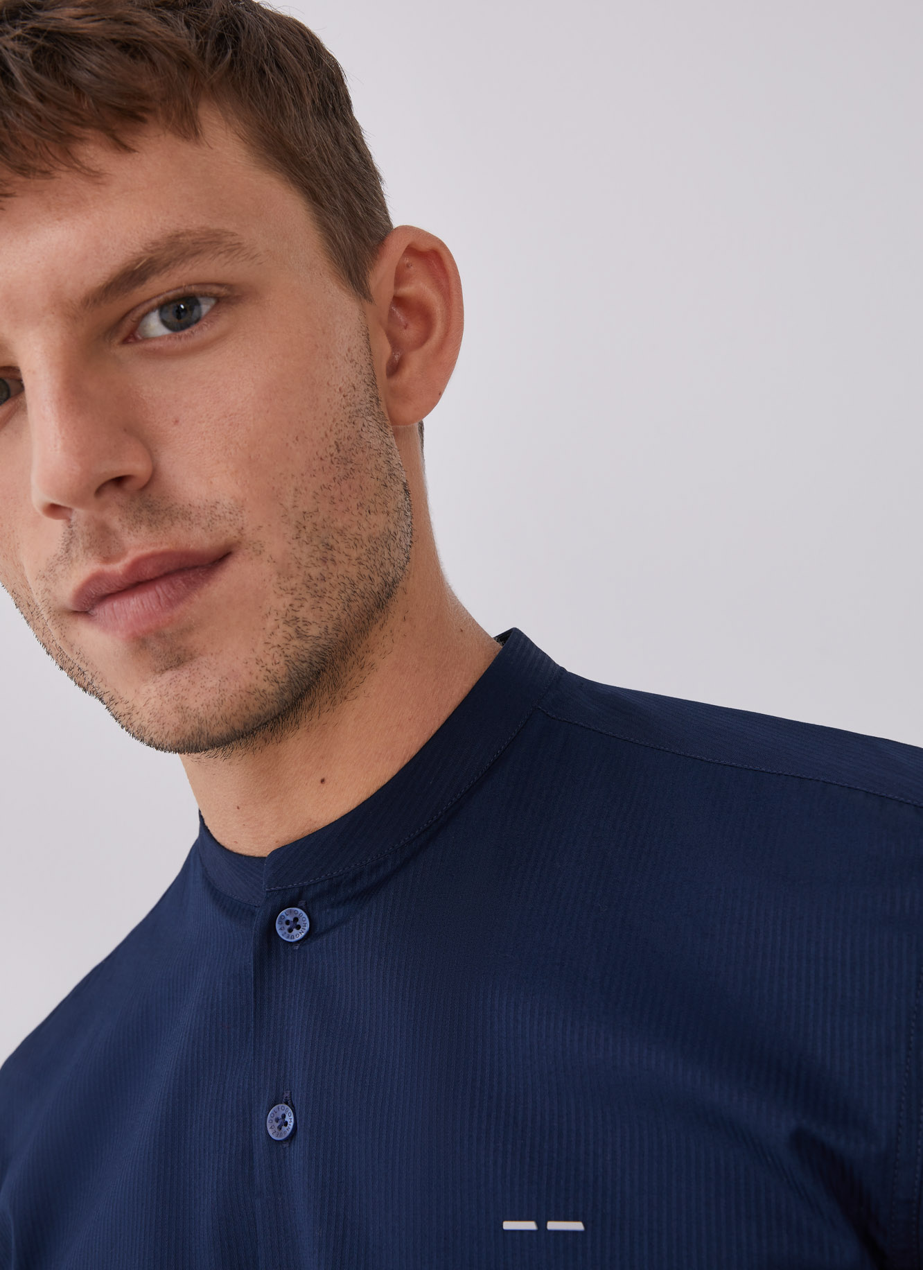 Camisa en canutillo con cuello mao image number 2
