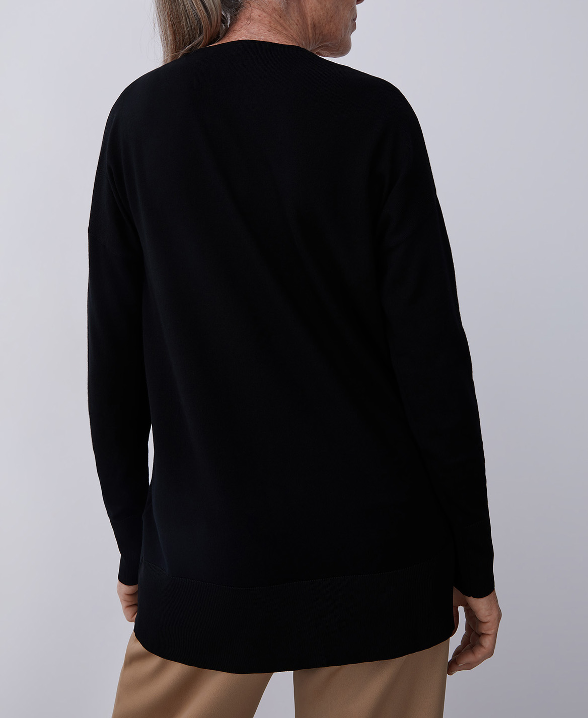 Jersey fino en lana merino y escote pico image number 1