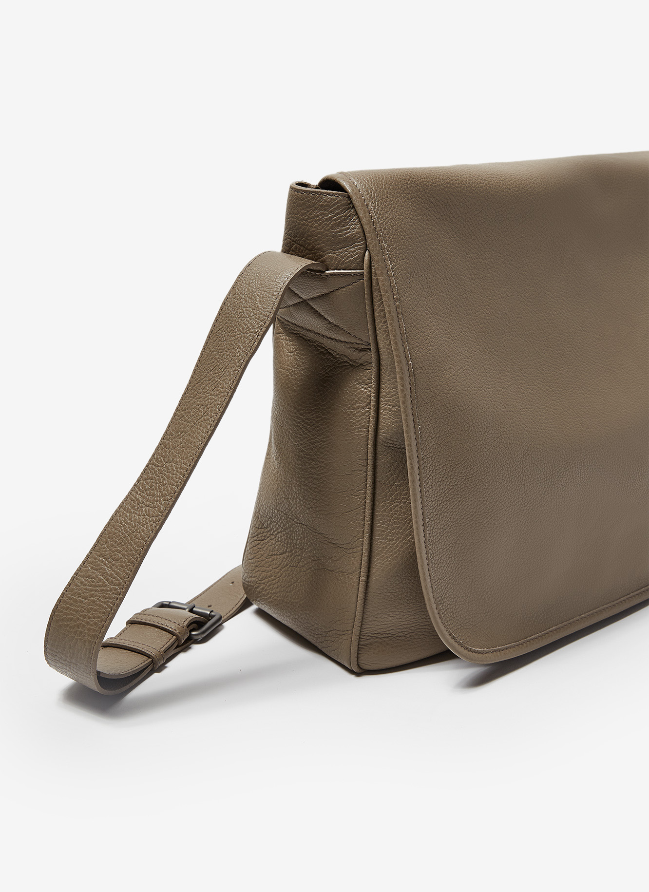 Bolso messenger de piel graneada image number 1