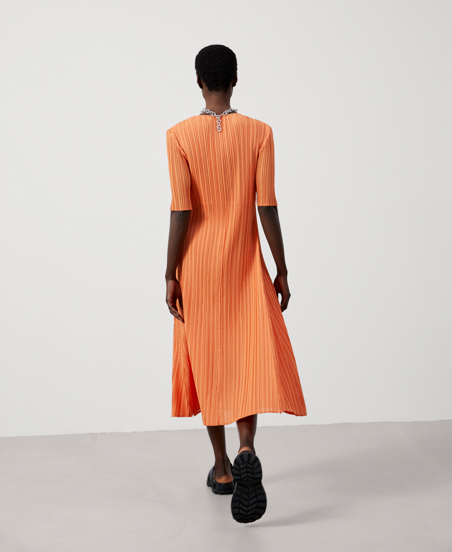 Crinkle midi dress image number 2