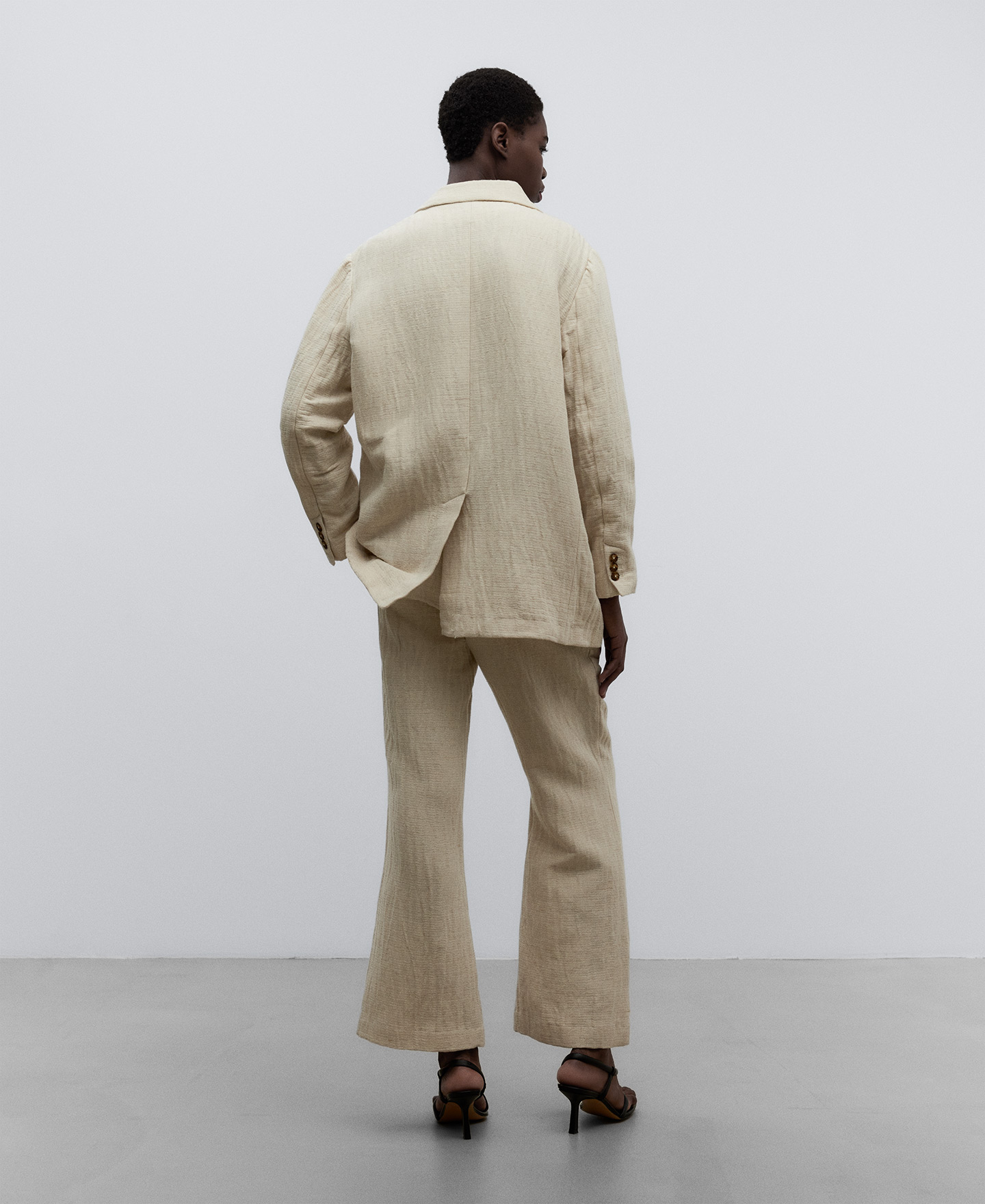 Tailored beige blazer woman image number 2