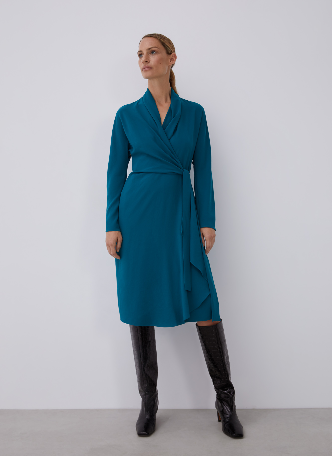 Vestido cruzado midi godet lateral image number 5