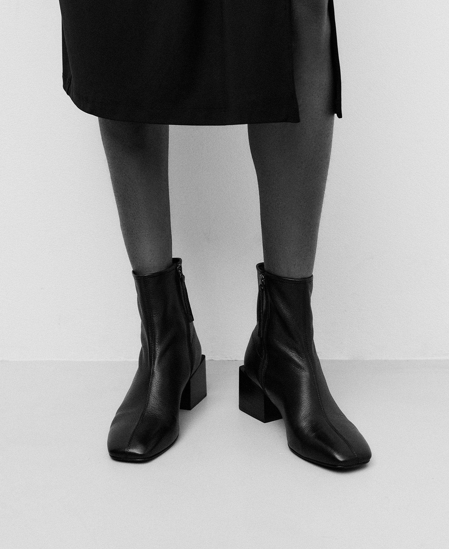Black leather ankle boot woman image number 4