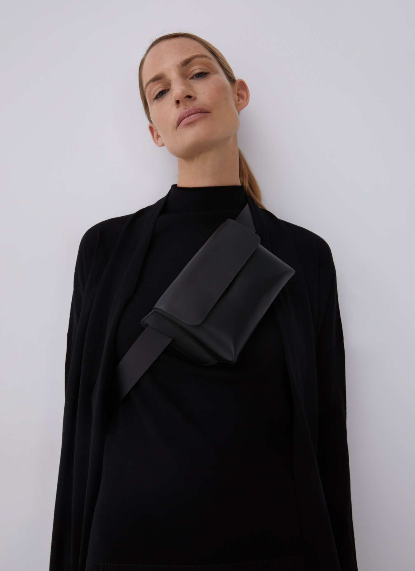 Removable bovine leather waist bag image number 4