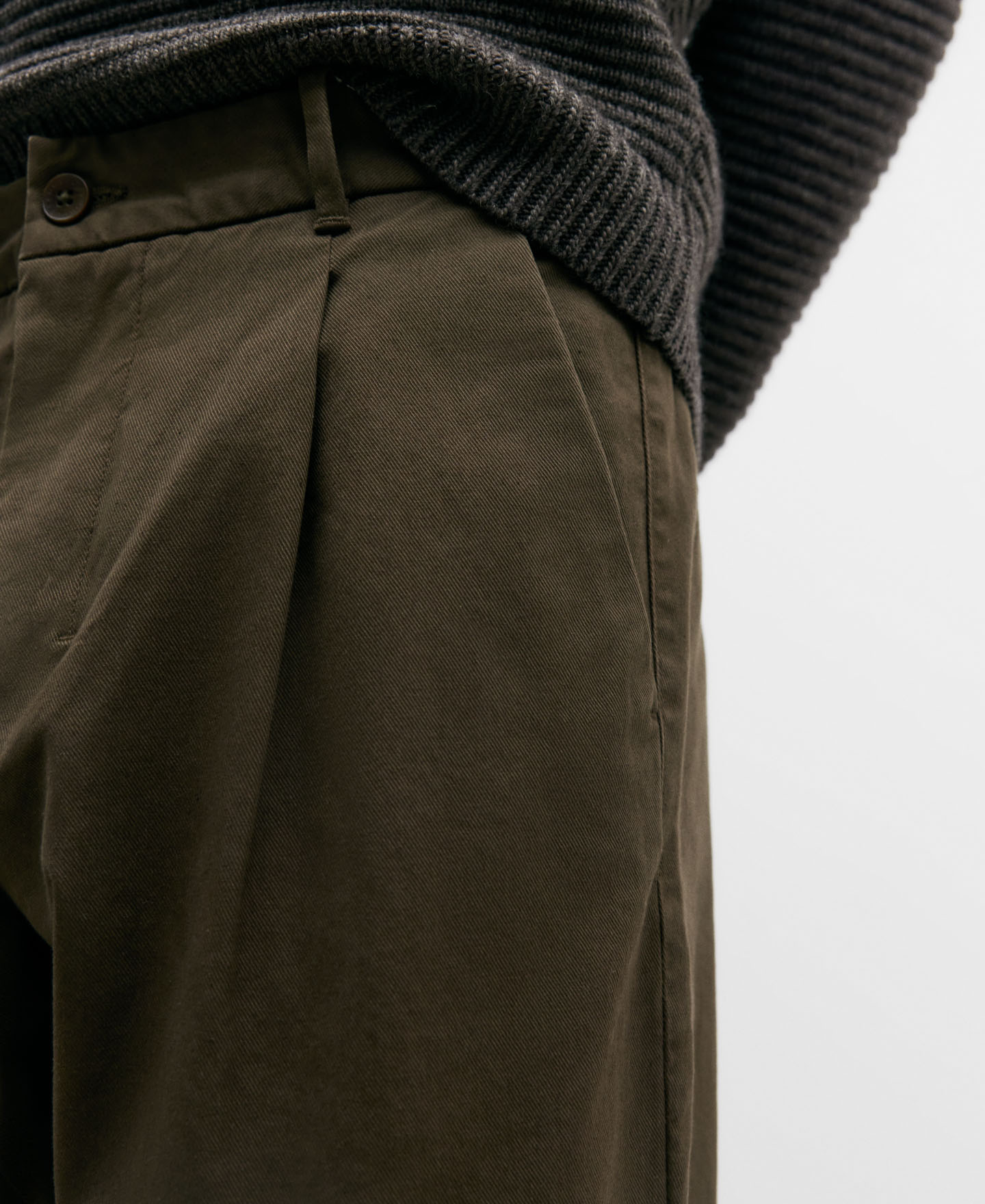 Baggy chino trousers with pleats image number 3