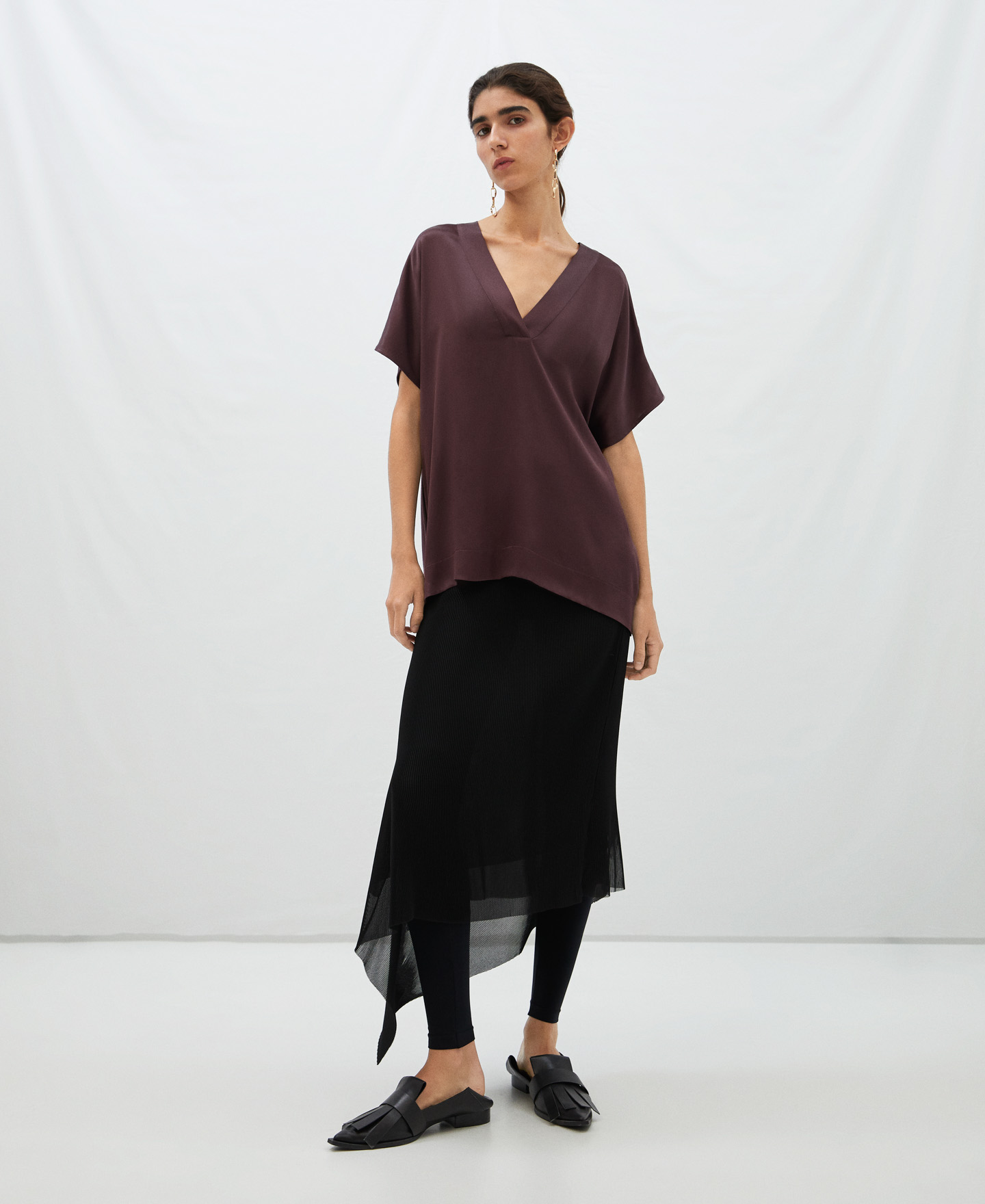 Camiseta escote pico en viscosa image number 1