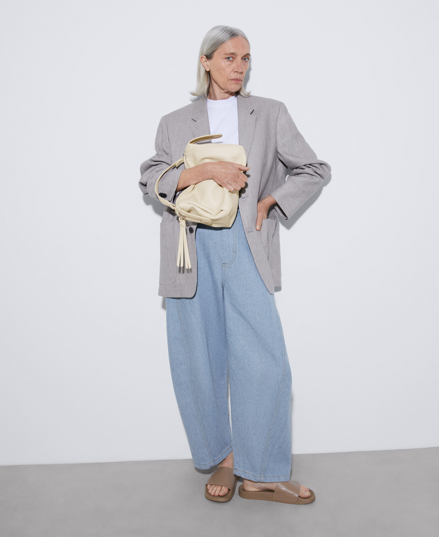 Recycled material medium shoulder bag image number 4