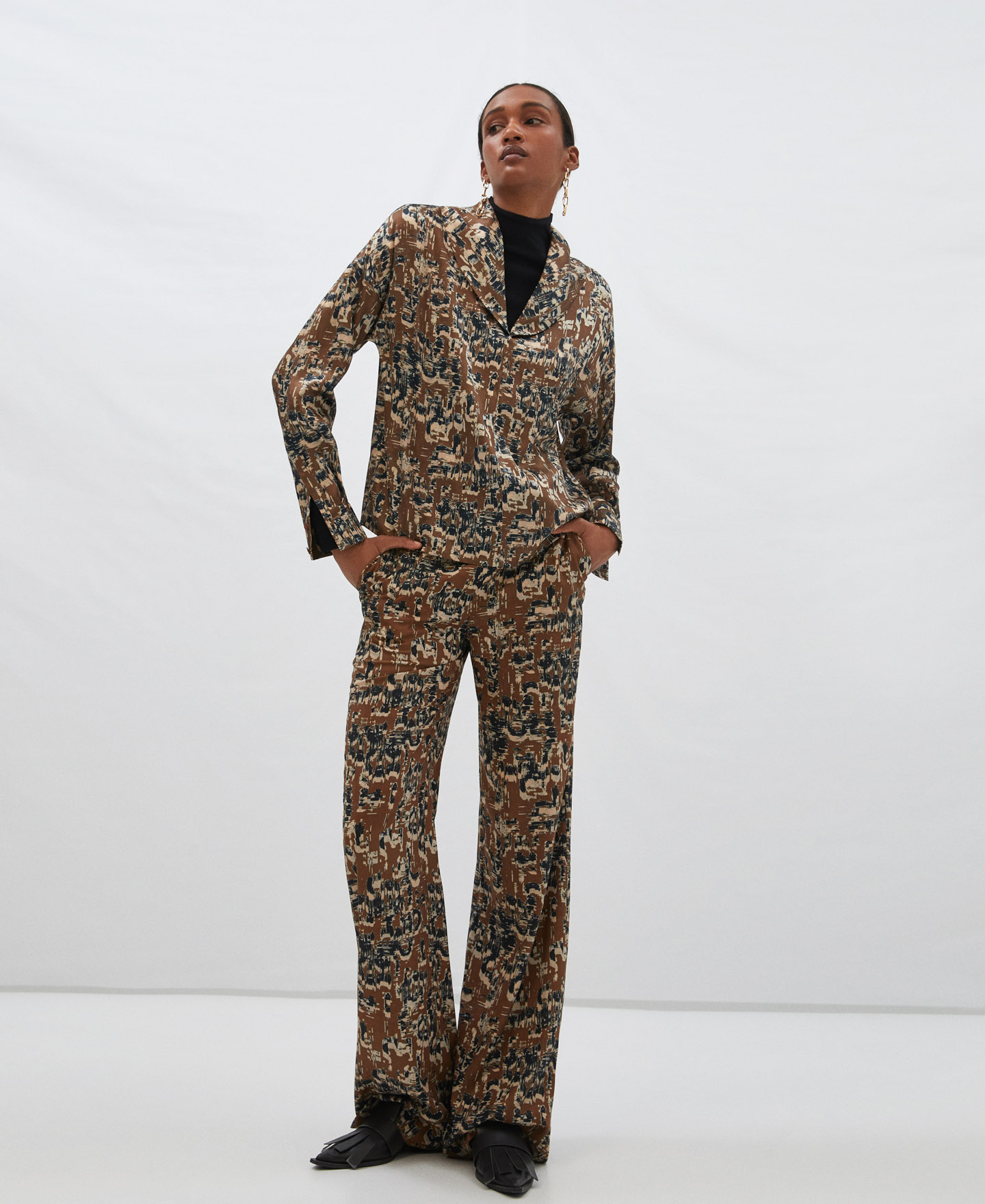 Camisa estampada cuello shawl image number 1