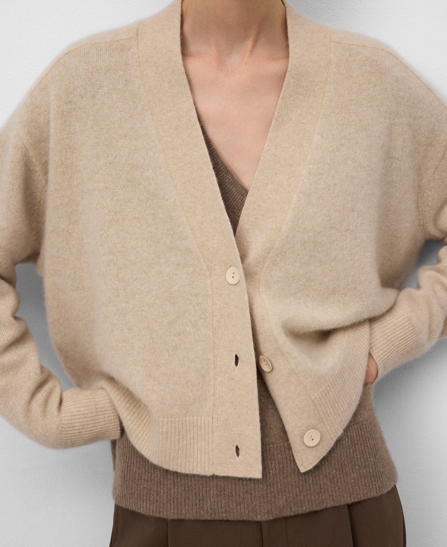 Cárdigan cashmere cuello pico mujer image number 3