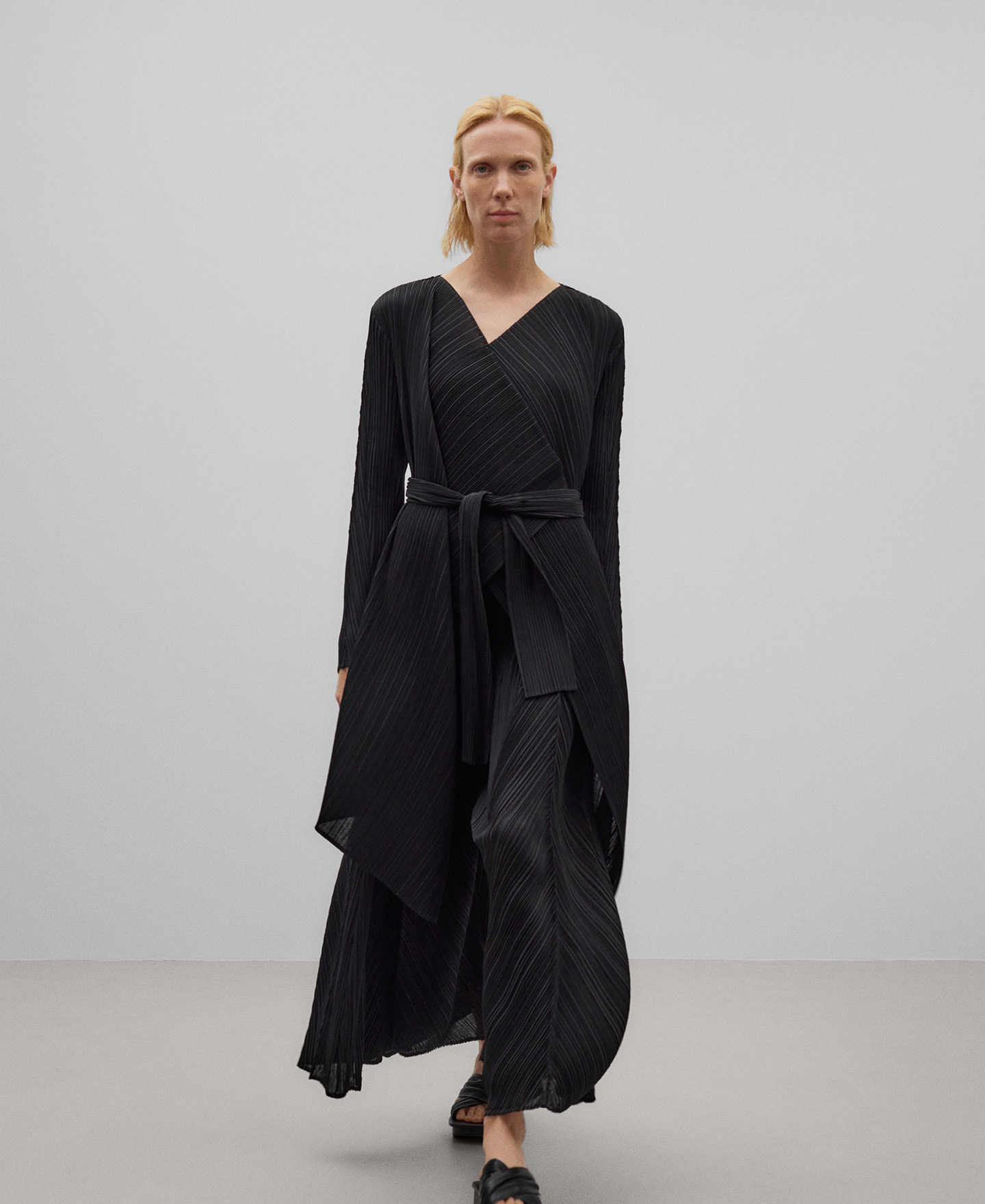 Black crinkle palazzo trousers woman image number 1