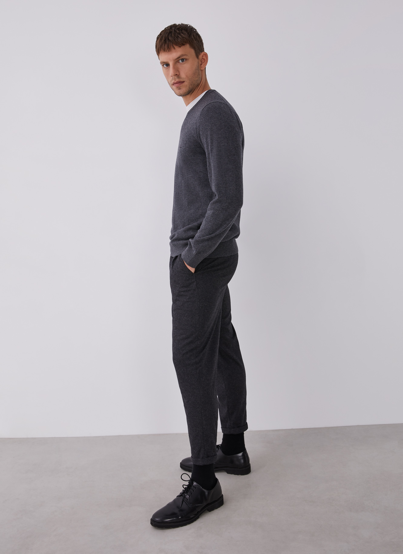 Jersey en merino con cuello pico image number 3