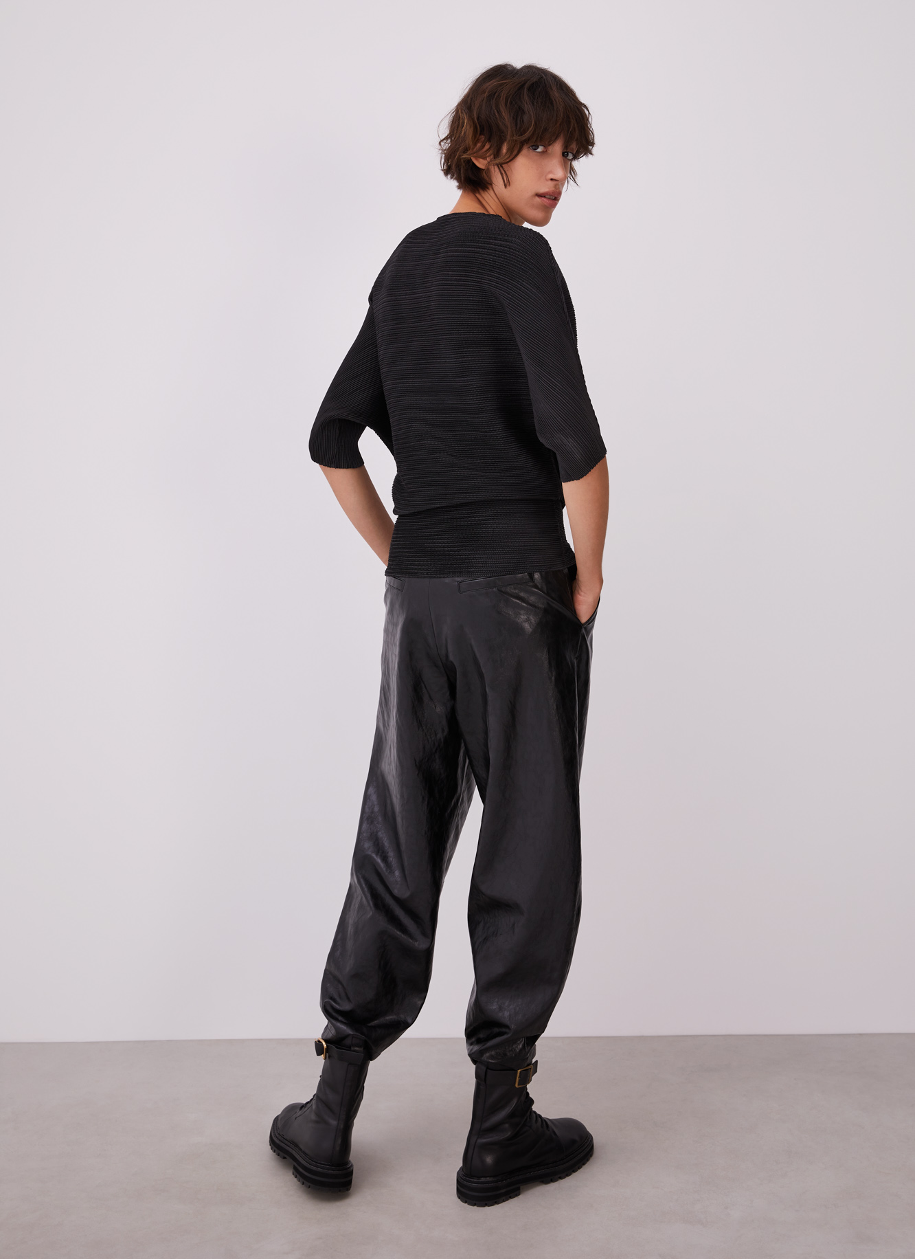 Crinkle sweatshirt with v-neckline image number 1