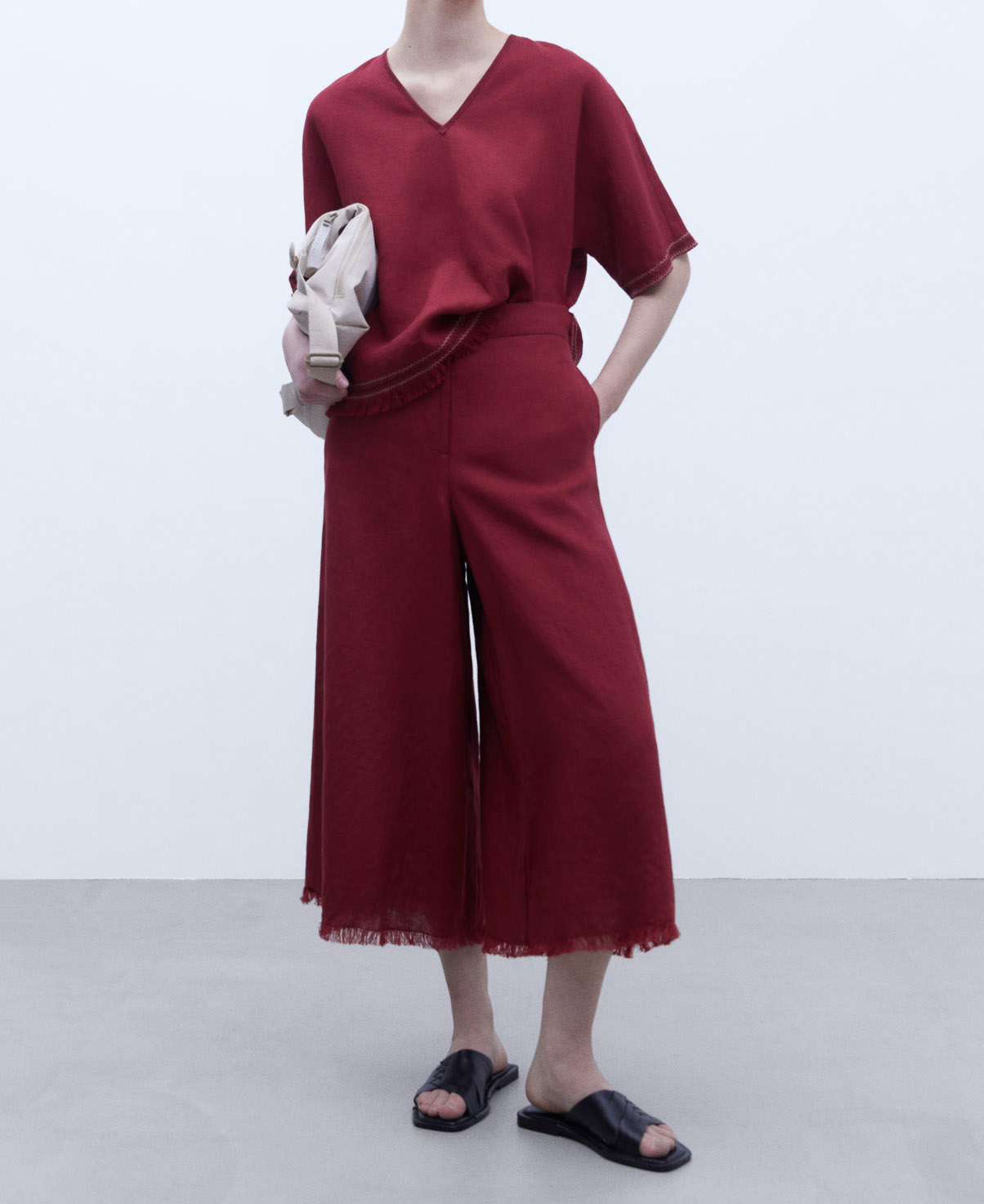 Blusa escote pico flecos en lino europeo image number 1