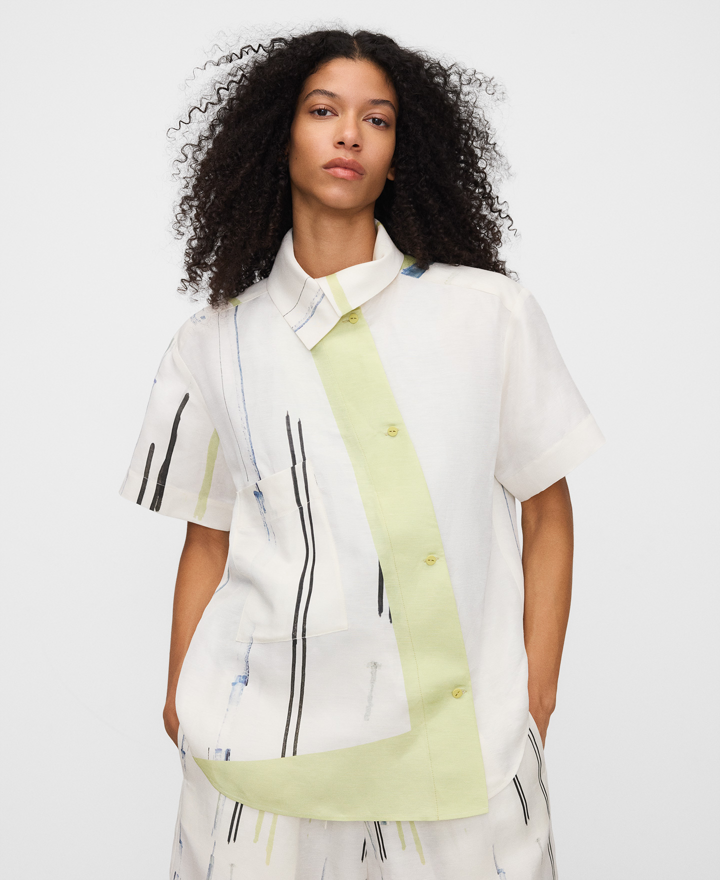 Camisa oversize asim&eacute;trica estampada image number 0