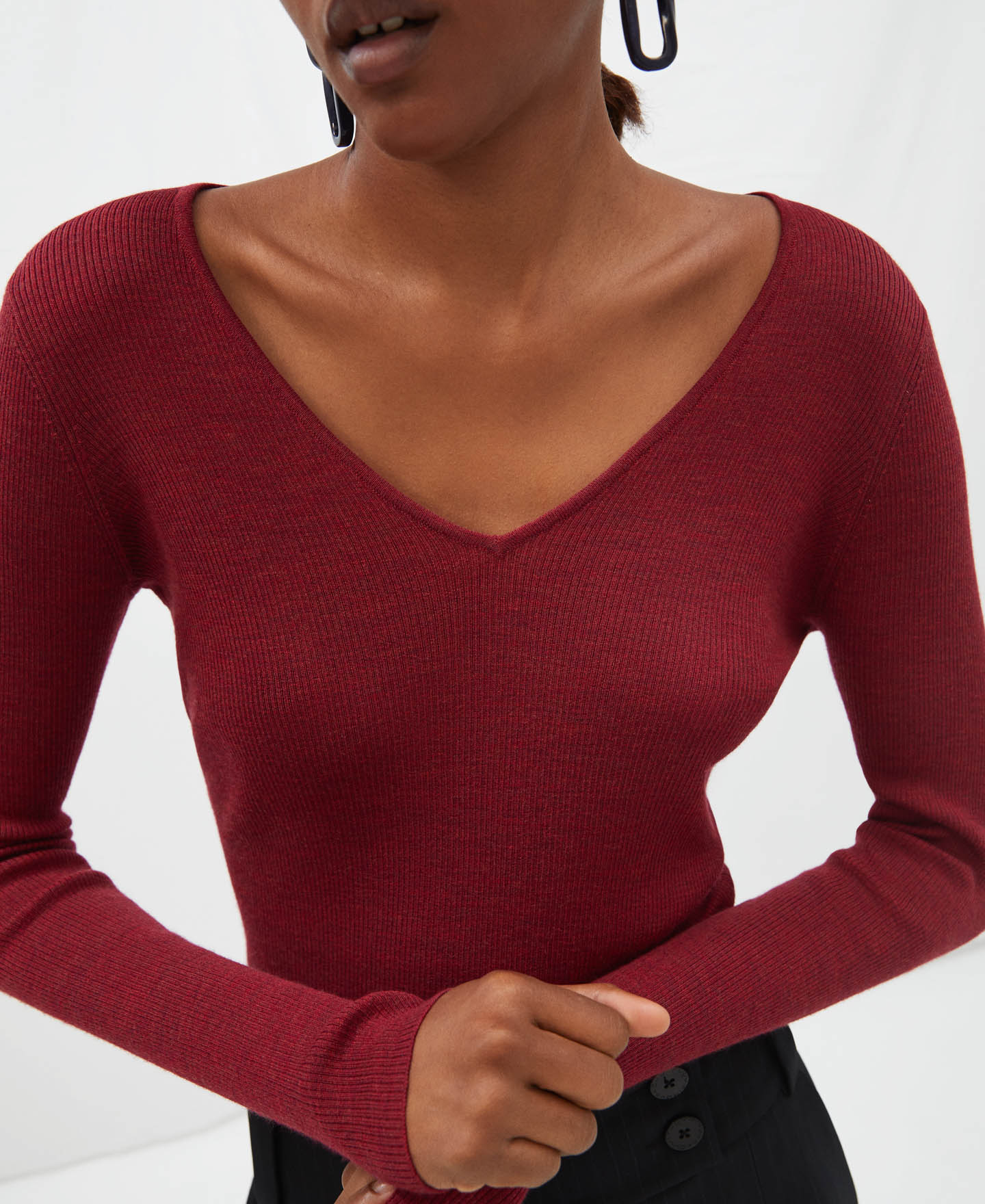 Jersey cuello pico canalé en lana merino image number 3