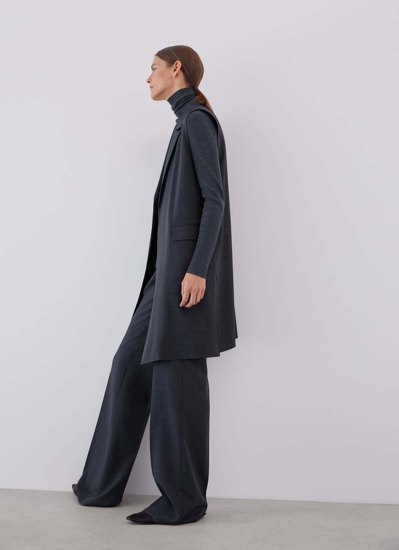 Long waistcoat with notched lapels image number 5