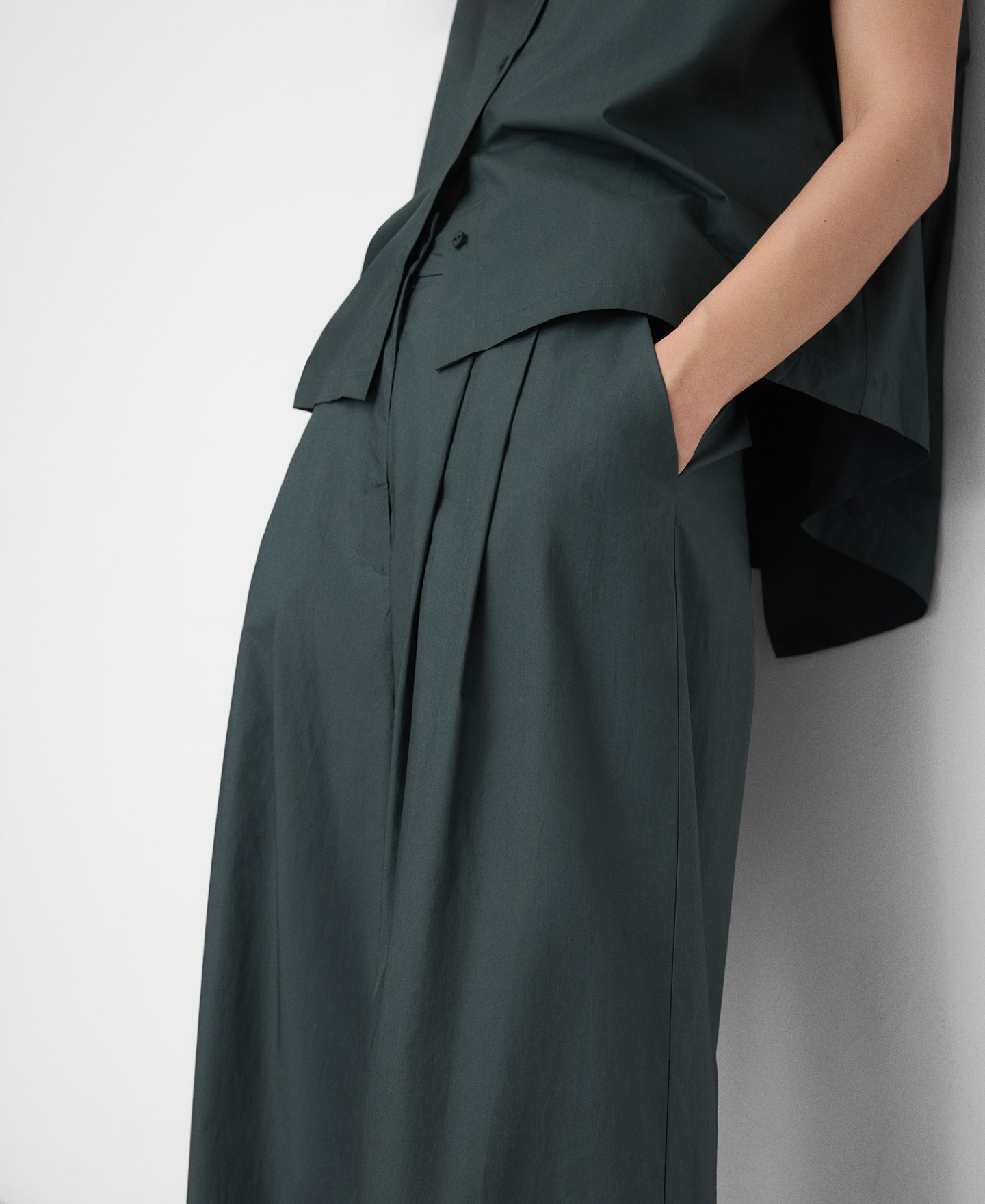 Organic cotton double-pleated trousers image number 3