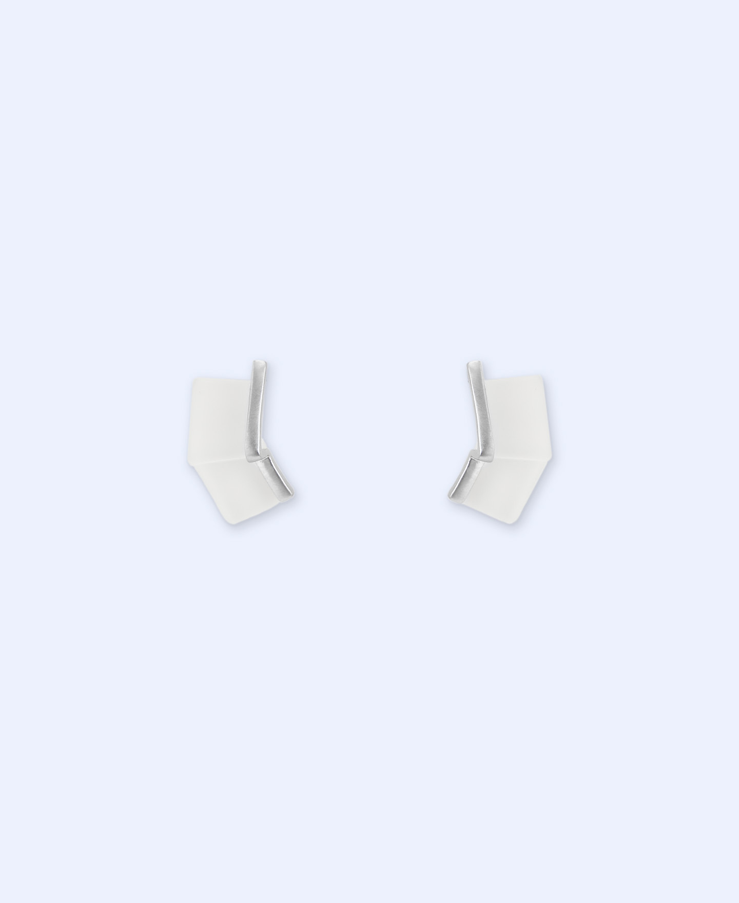 Boucles d’oreilles plissées en zinc et résine image number 0