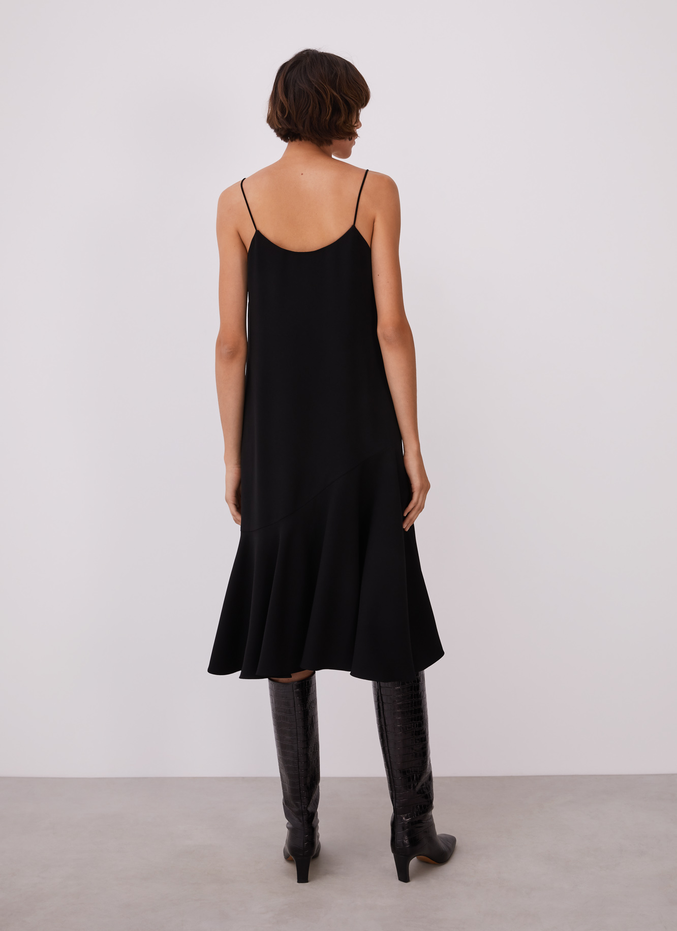 Sleeveless midi black dress image number 1
