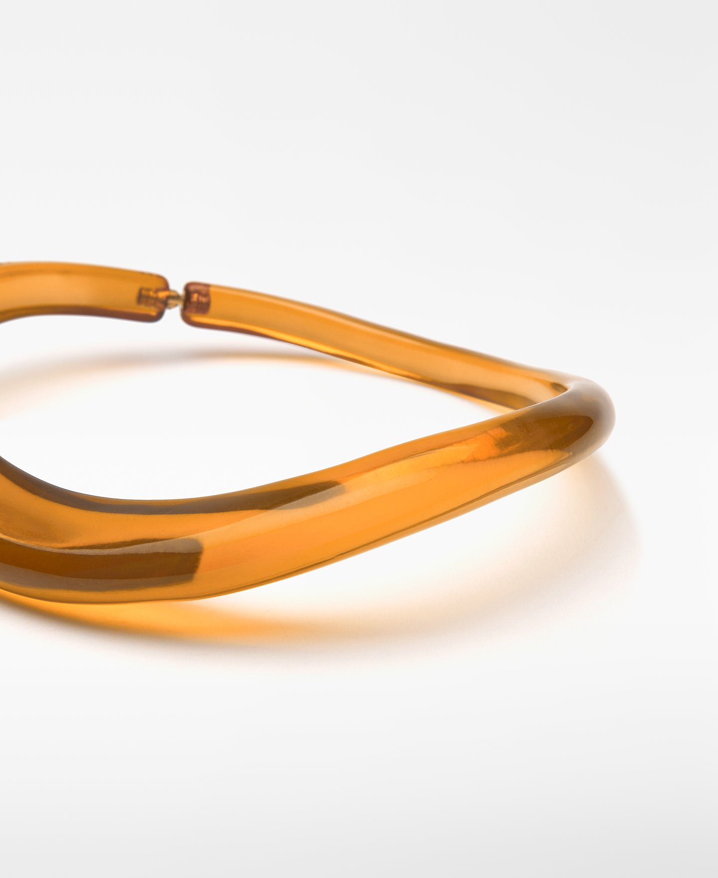 Rigid translucent resin choker woman image number 2
