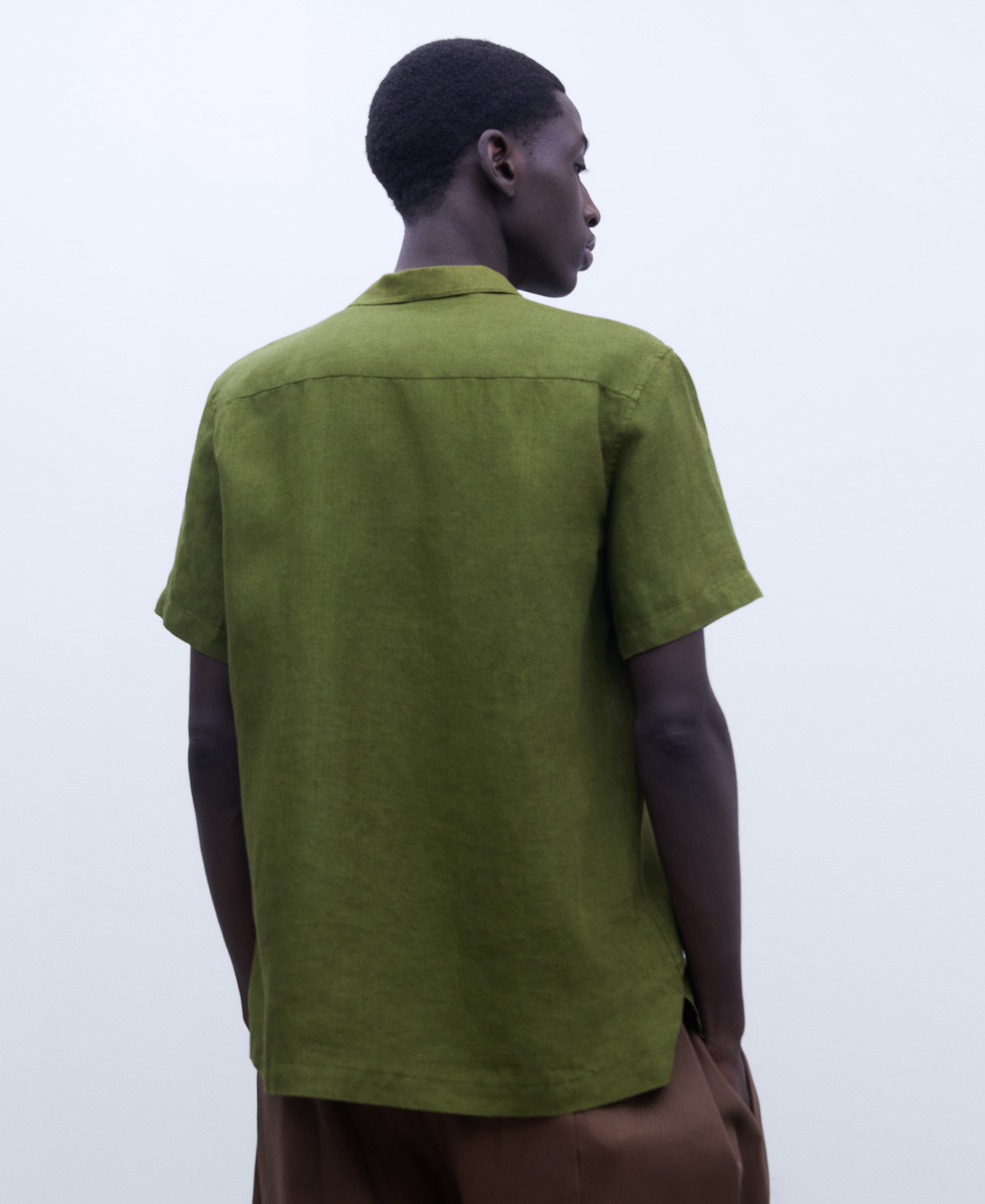 Camisa cuello bowling en lino image number 2