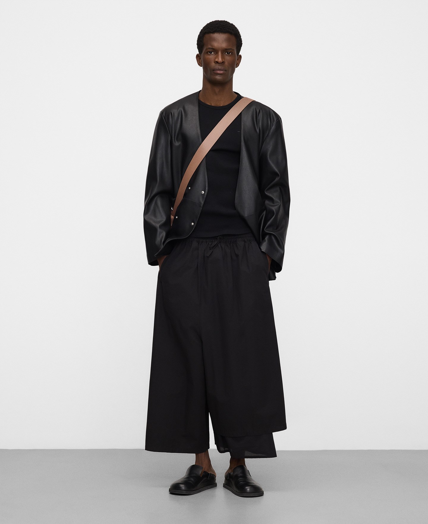 Bermuda asim&eacute;trica pieza superpuesta image number 1