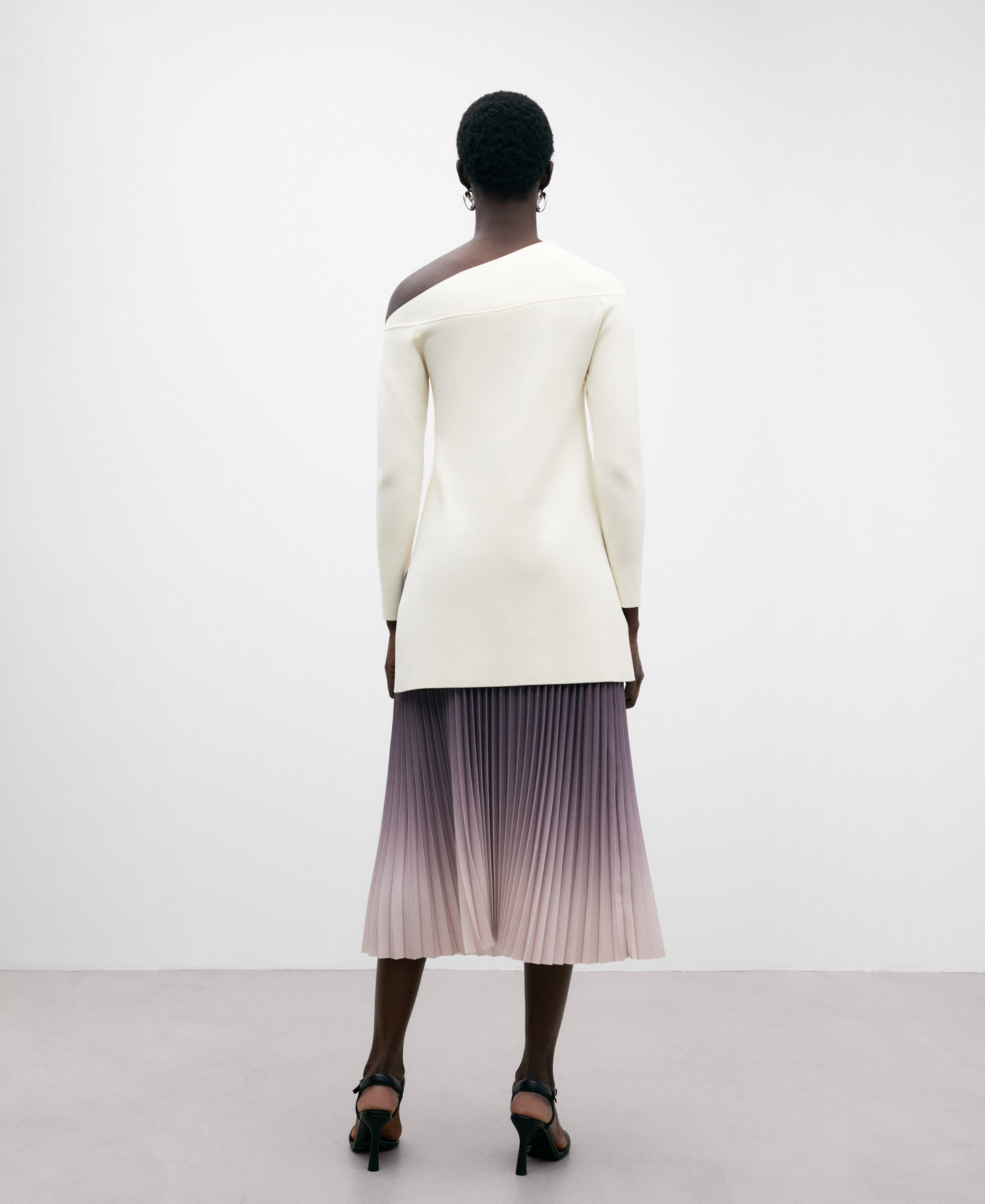 Long pleated skirt woman image number 2