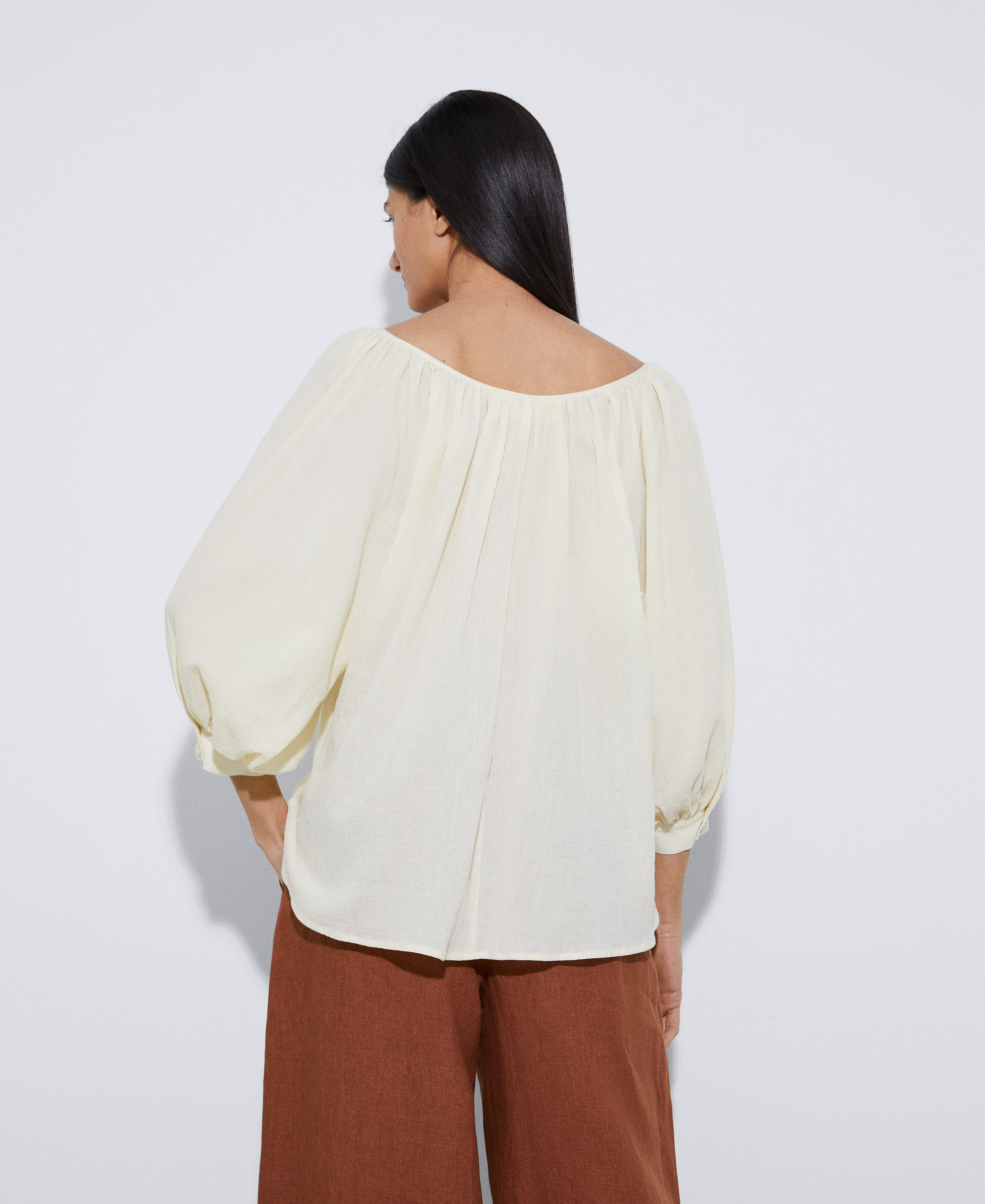 Blusa fruncida en algodón image number 1