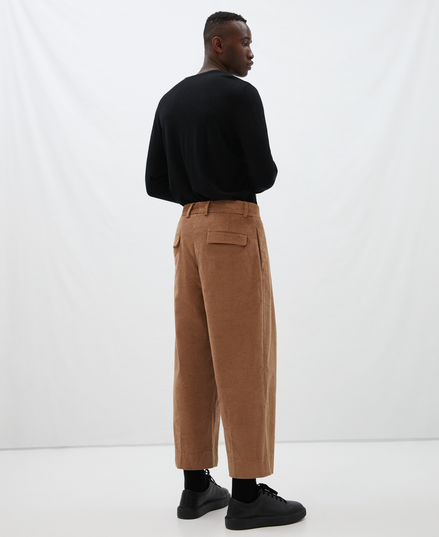 Pantalón silueta zanahoria de pana image number 2