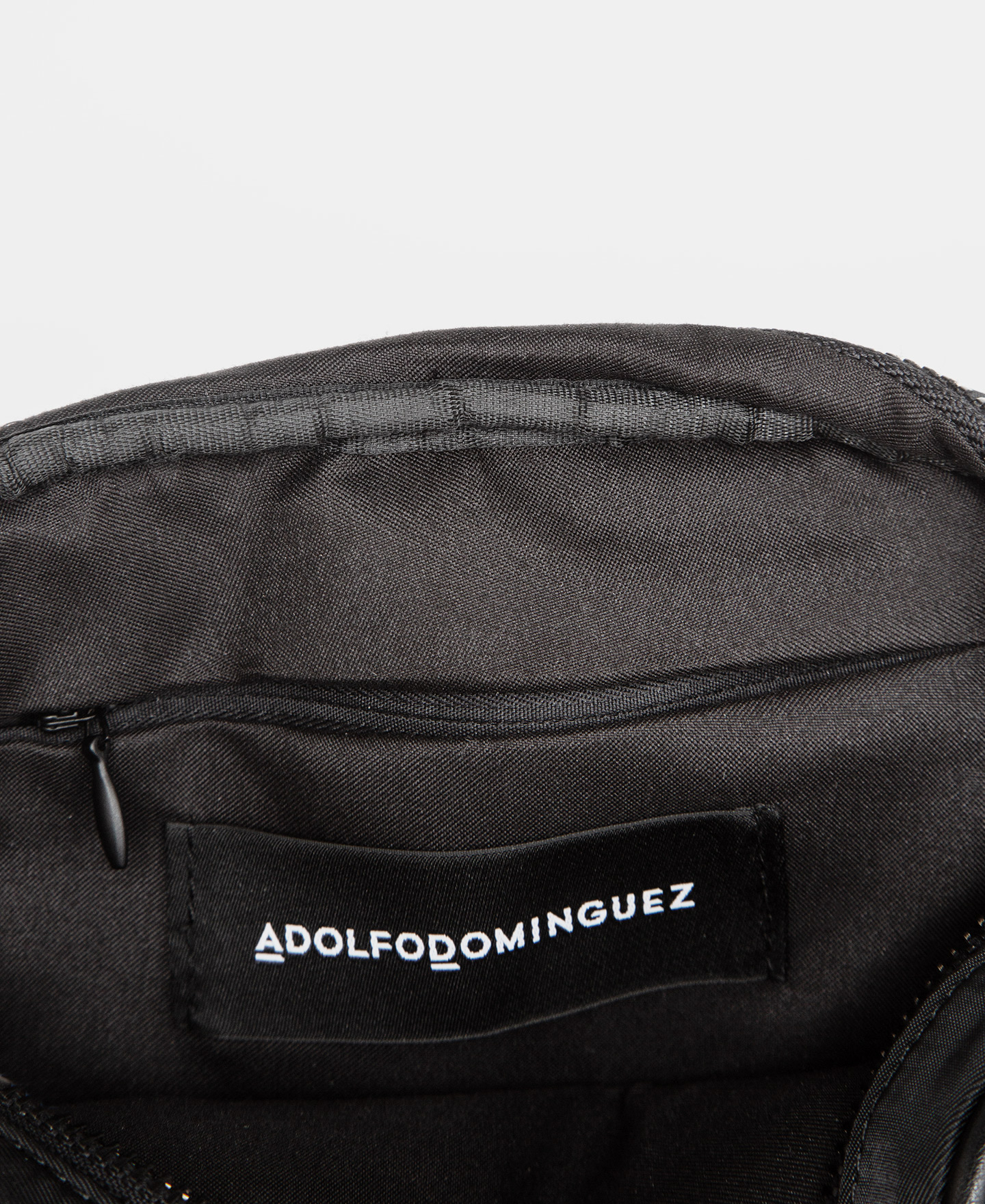 Bolso pequeño negro en nailon image number 2