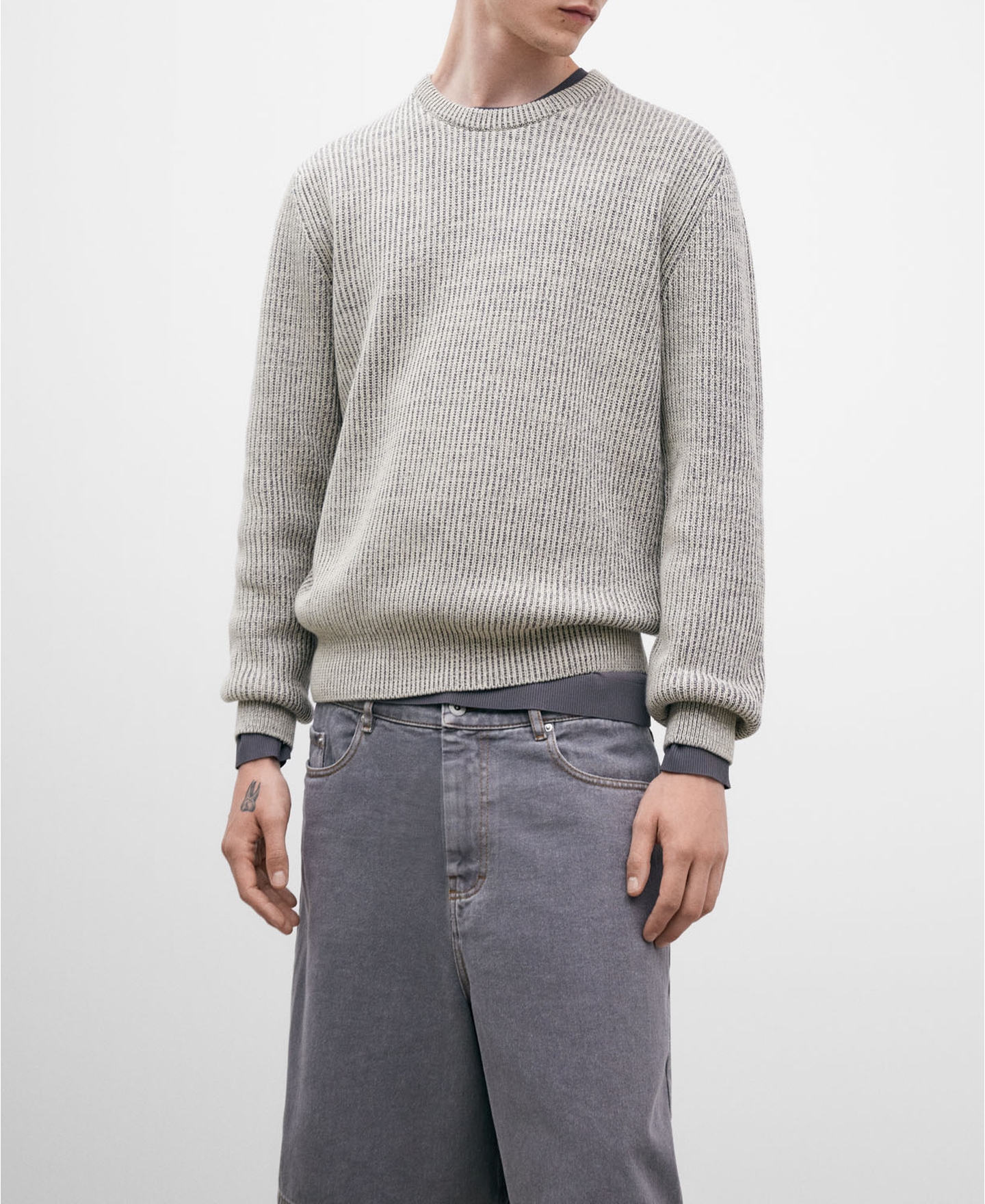 Two-tone ribbed crew neck sweater image number 0