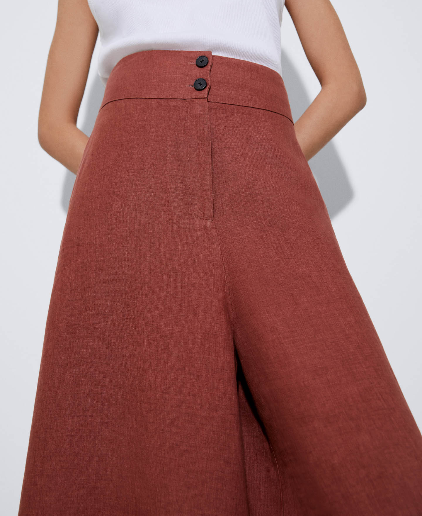 Cropped trousers in European linen image number 3