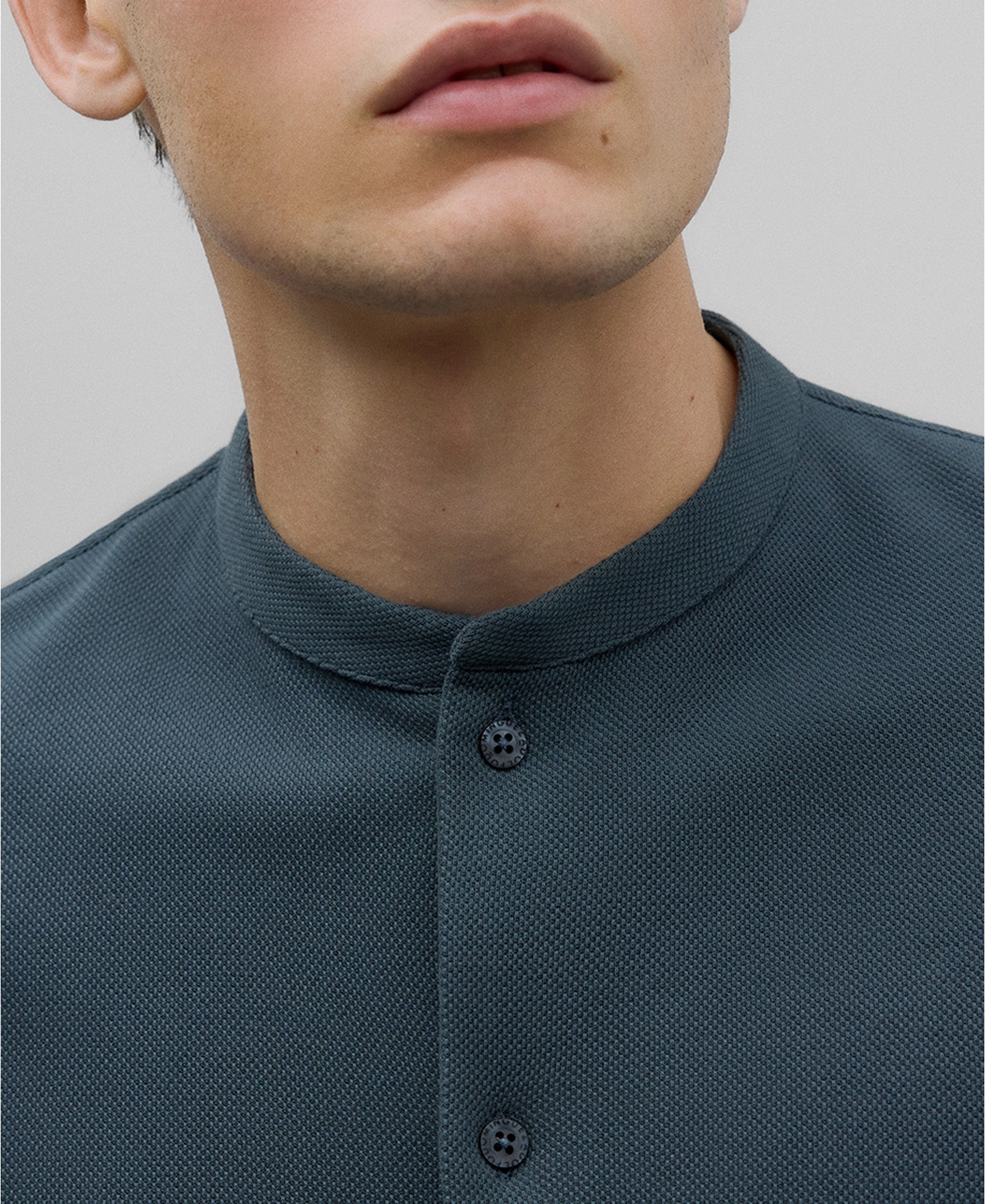 Camisa estructurada cuello mao hombre image number 3