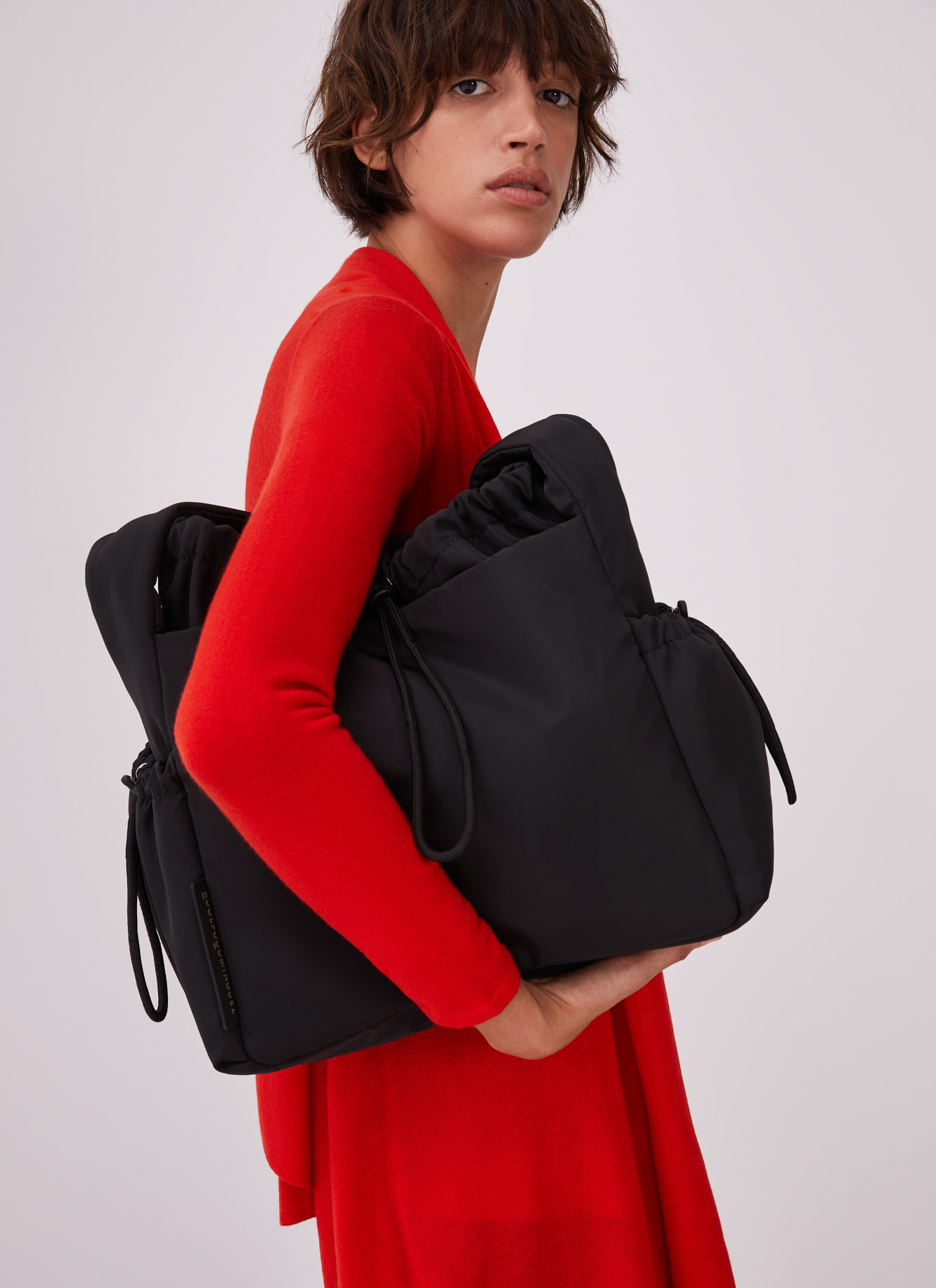 Hobo en nylon con bolsillos laterales image number 3