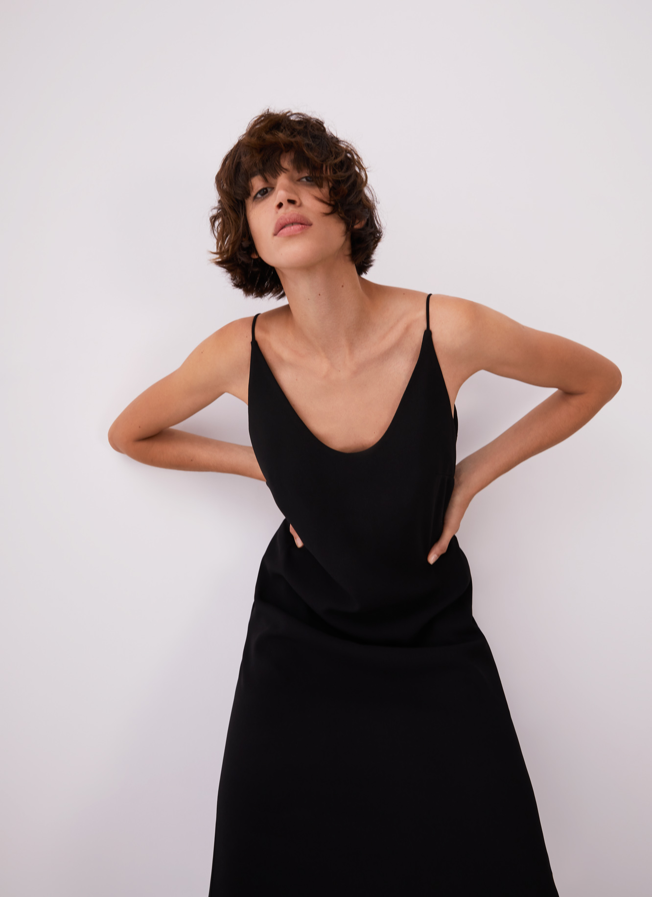 Sleeveless midi black dress image number 3
