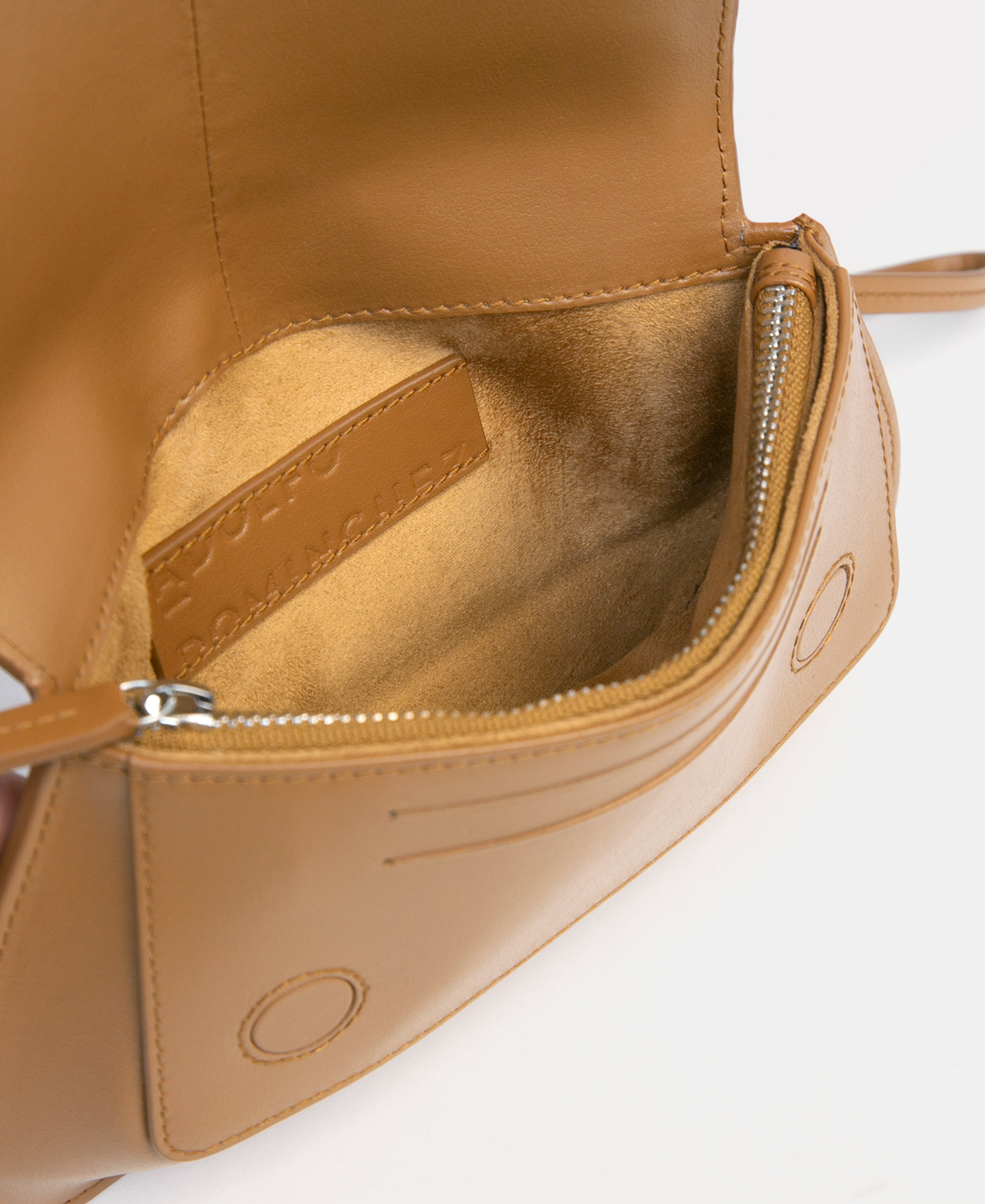 Clutch en piel vaqueta image number 2