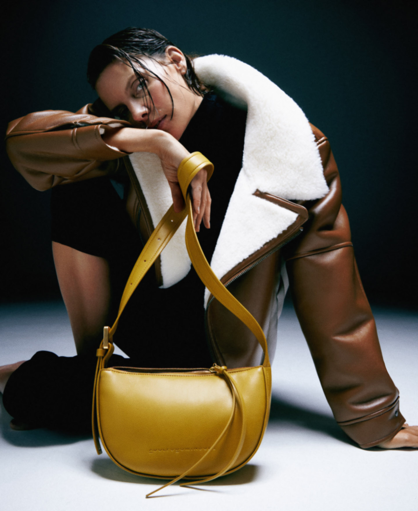 Responsible materials shoulder bag image number 4