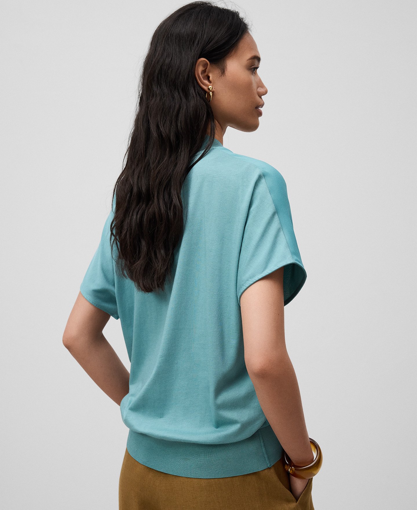 Camiseta cuello pico mujer image number 2