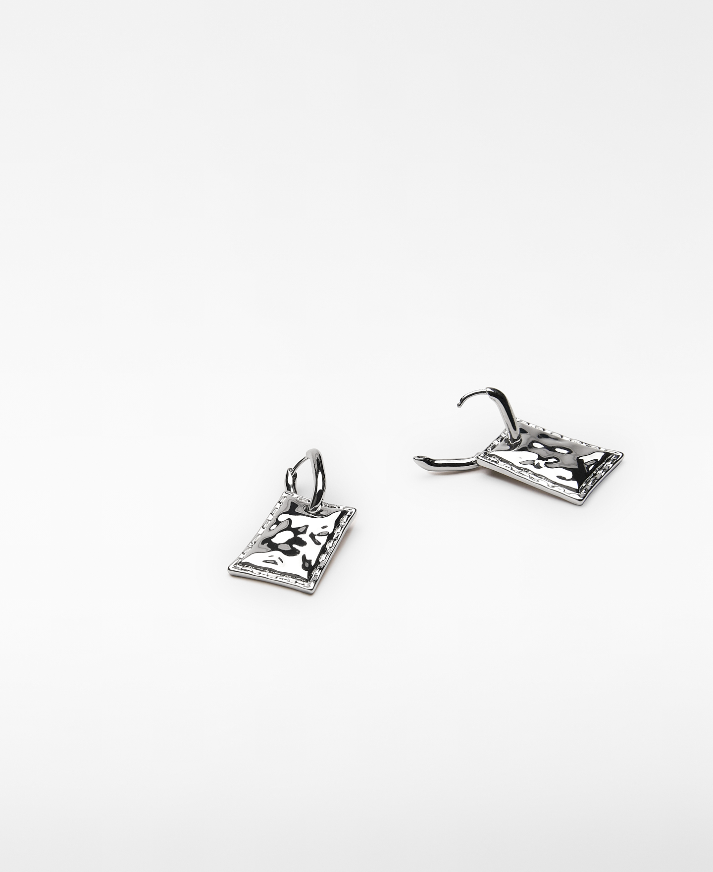 Pendientes plateados relieve mujer image number 1
