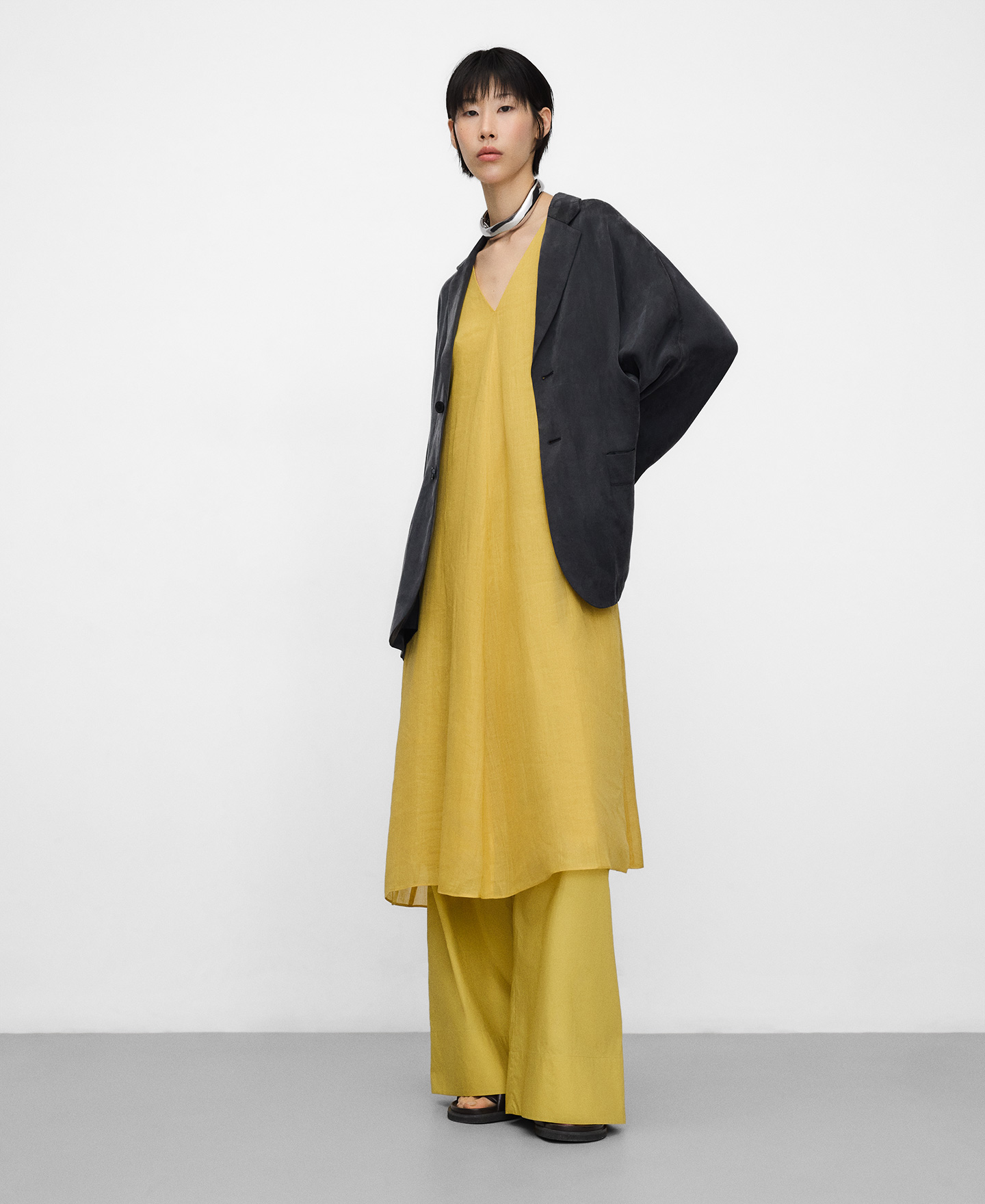 Vestido com decote em V ramio image number 1