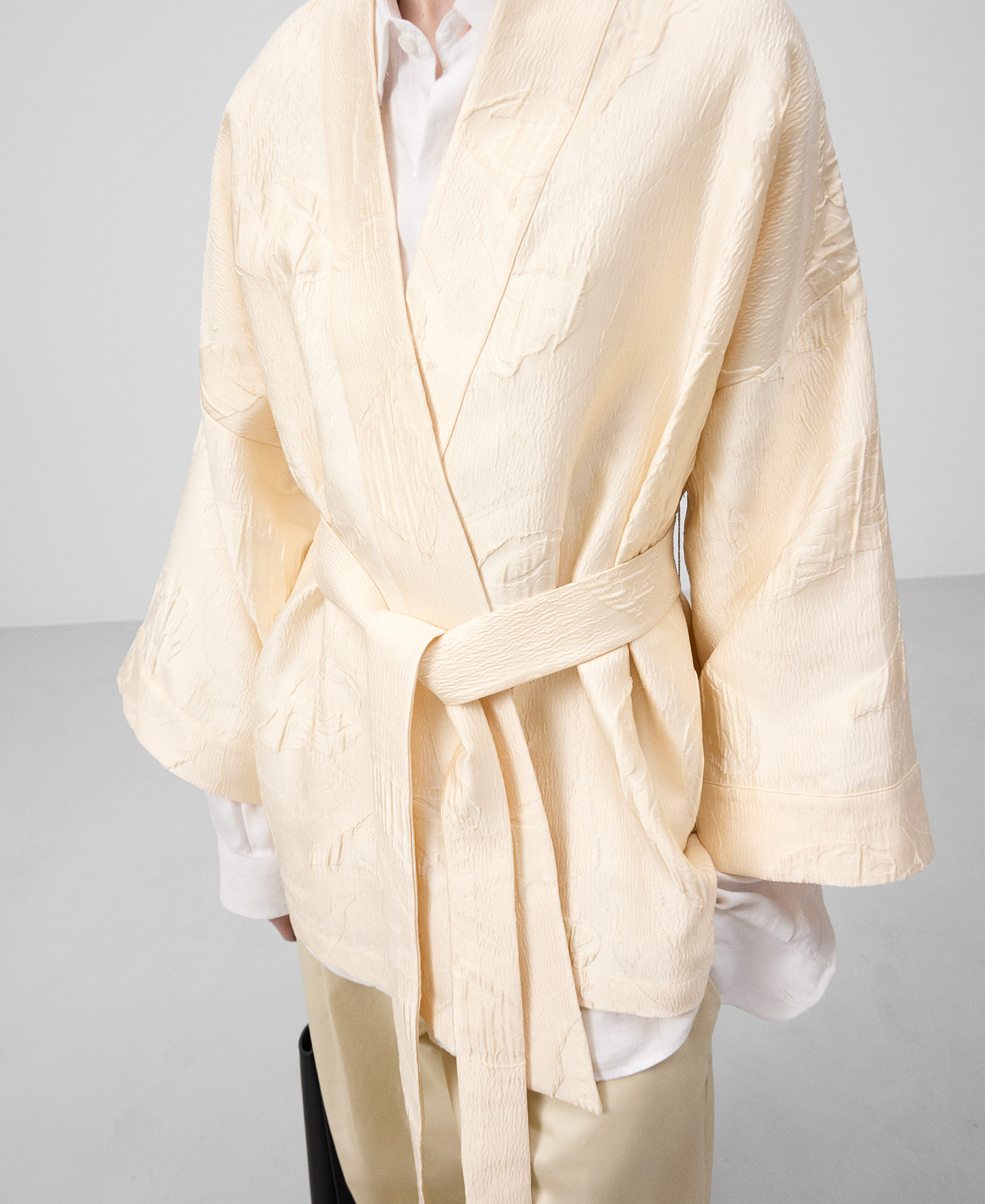 Straight embossed kimono jacket woman image number 3