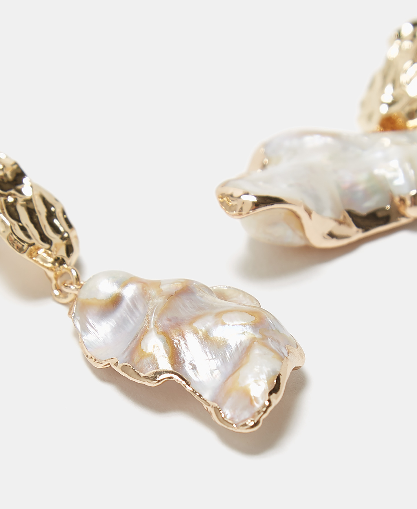 Chain and natural pearl earrings image number 1