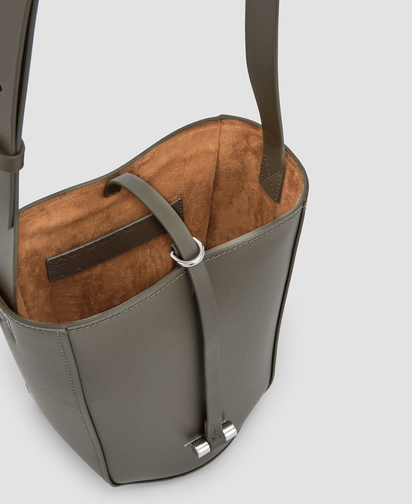 Minibolso cubo en piel responsable image number 2