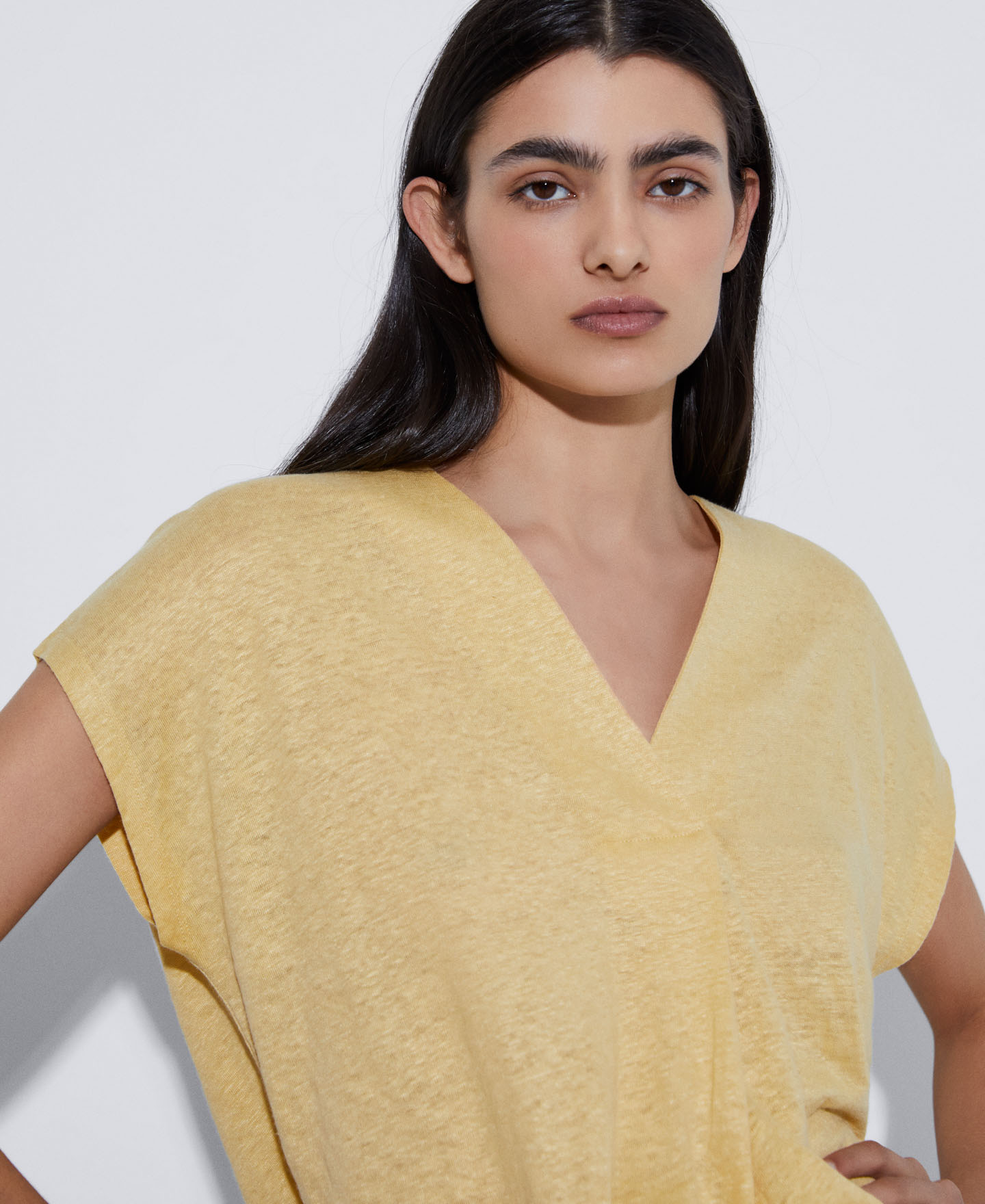 V-neck linen t-shirt image number 3