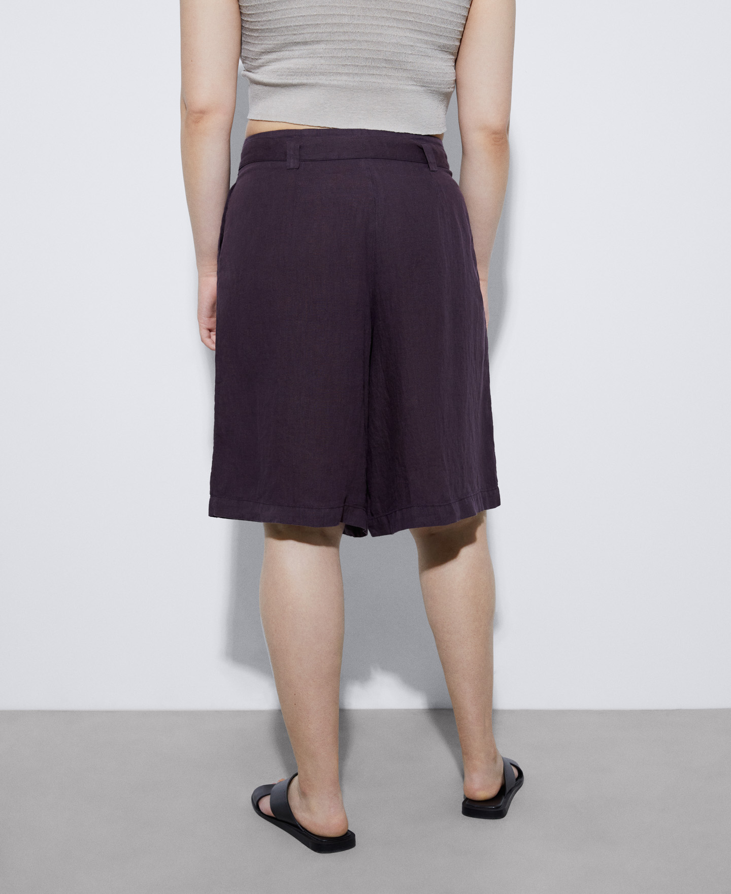Knee-length linen Bermuda shorts image number 2