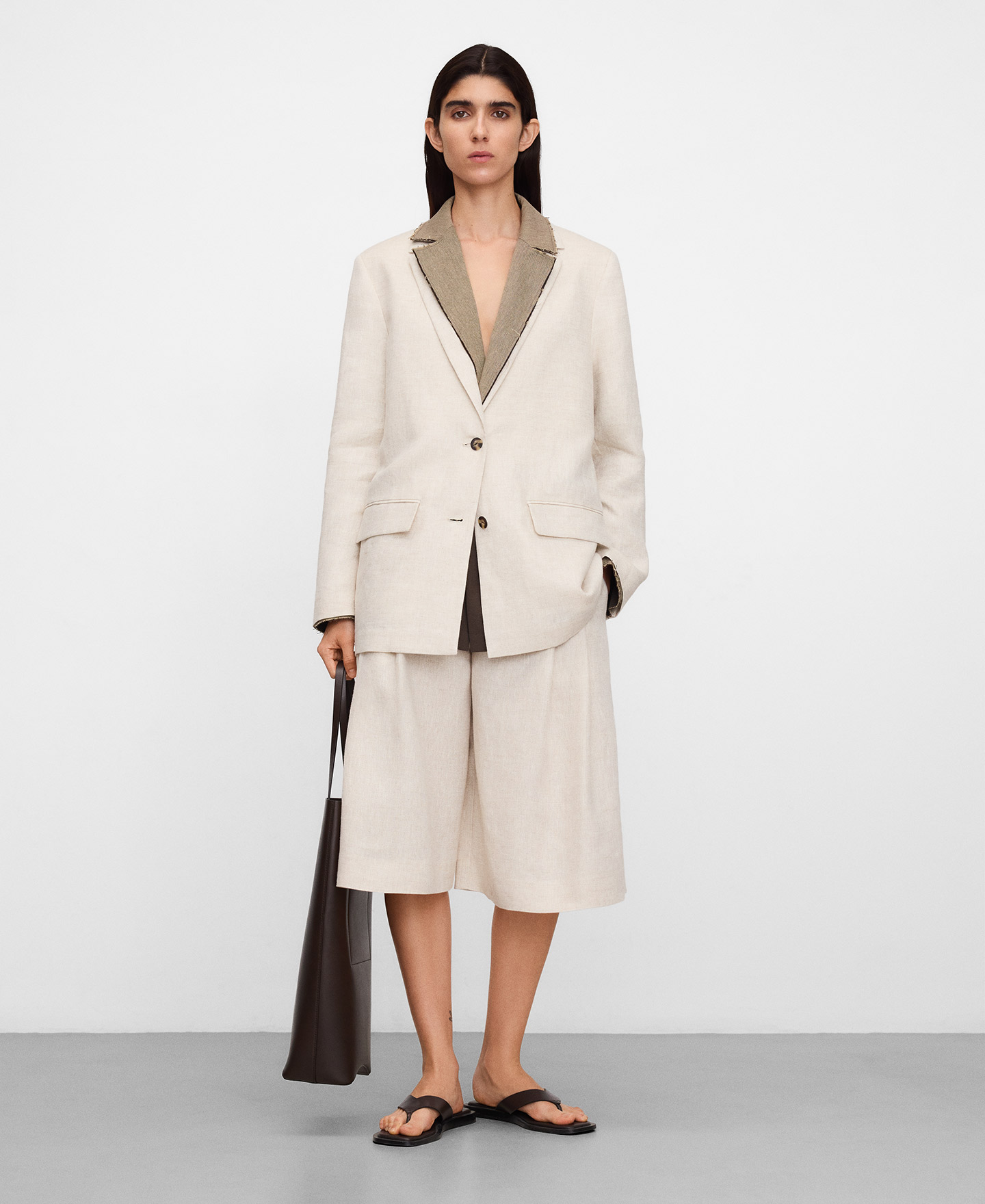 Linen double-pleated bermuda shorts image number 1