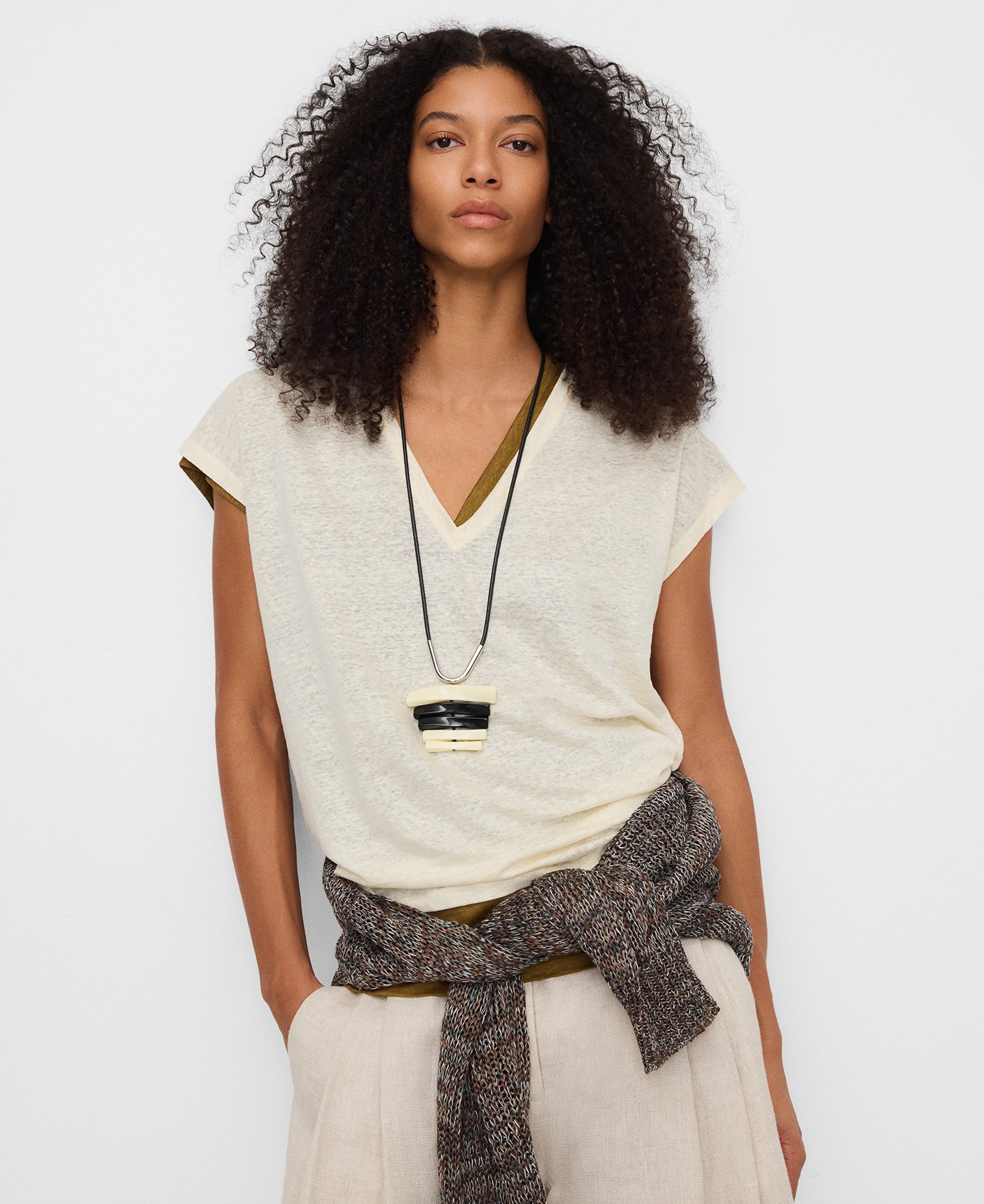 Halskette mit beweglichen Elementen, zweifarbig, aus Harz image number 3