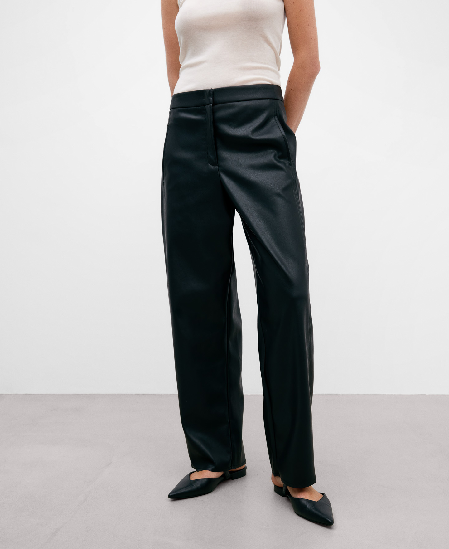 シンセティックレザーのストレートパンツ image number 0